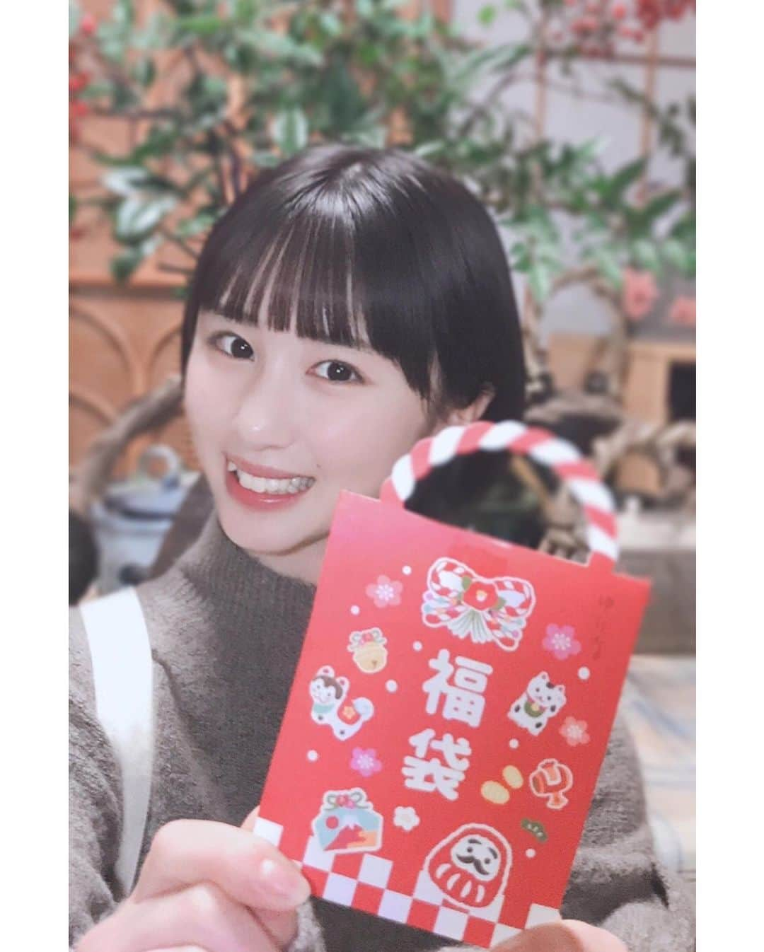 ８２１（ハニー）さんのインスタグラム写真 - (８２１（ハニー）Instagram)「821CAM📸- #YURINA  みかんに永沢くんを落書きしちゃいました😆 福袋と書かれているのはお年玉です☺️🧧  🍬ゆりなーずるーむ🍬 2021年初投稿しました✨ 今年一年の血液型運勢占います❕  #821honey #H821 #821 #ユリナ #WHO #CallMyName #japanesegirl #girlgroup #ulzzangfashion #ulzzangstyle #winter #orange #あけましておめでとうございます #2021年 #みかん #ちびまる子ちゃん #永沢くん #福袋 #ゆりなーずるーむ #커플 #메이크 #데일리메이크업 #패션 #오오티디 #팔로미 #메이크업 #셀카 #셀피 #먹방」1月6日 18時07分 - 821honey_official