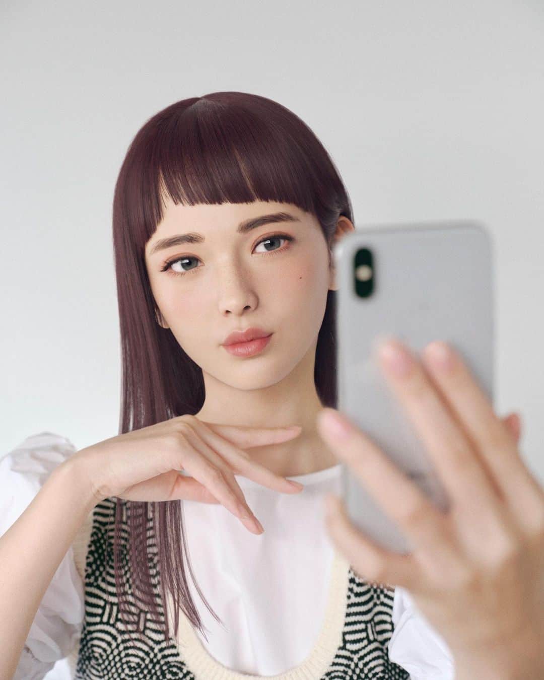 のインスタグラム：「𓃹 𓃘 𓄃 𓎪𓍯𓐄𓍼𓂅𓃹 𓃘 𓄃﻿ この冬から始めた﻿ ウエラとともに"わたし色"探す旅﻿ 最後の旅体験はblossomという色﻿ immaちゃんの髪色との相性も﻿ 最高にいいんじゃない？﻿ 新しい色に出会った新しい私﻿ 気持ちがもう春に向かって走ってる﻿ 心の中で桜の花が満開 𓈒𓏸𓐍 𓇢 𓆸﻿ ﻿ Started this colorful winter journey with Wella and it's coming to the end now. ﻿ The last one is a color called Blossom which is a little bit similar to imma's pink bob. ﻿ Can't wait to see the sakura blossom in the spring! ﻿ ﻿ 和Wella一起的多彩冬之旅的最后一个体验是Blossom﻿ 有没有觉得这个发色和imma的头发颜色很搭呢？﻿ 这段冬天的旅行马上就要在温暖中结束﻿ 而接下来就是期待樱花的慢开了𓈒𓏸𓐍 𓇢 𓆸﻿ ﻿ @wellapro_japan ﻿ @imma.gram﻿ ﻿ #wella#illuminacolor#coral#pr#ウエラ#イルミナカラー#イルミナカラーブロッサム#さあサロンに行こう#桜#春服 #ナチュラルメイク #fashion#winterfashion#happinessisfree#hormonalhealth#flower#happinesseverywhere#nowyouknow#sustainable#instagood#chance#betterword#neverever#oneworld#loveislove」