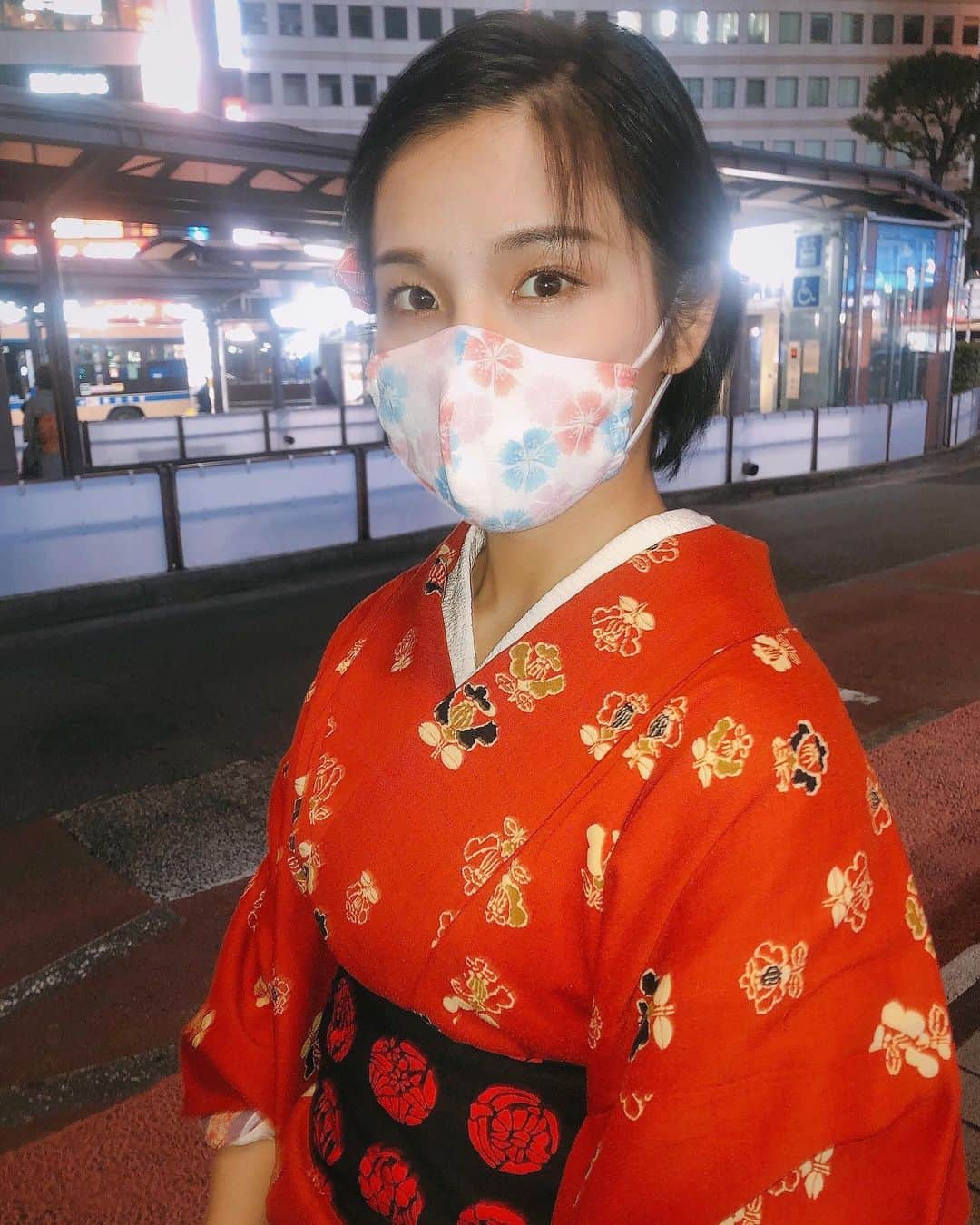森實りこさんのインスタグラム写真 - (森實りこInstagram)「:﻿ おでこ出してみた✌︎﻿ ﻿ iPhoneの外カメでフラッシュ焚くのにハマってます📸﻿ ﻿ #kimono﻿ #着物」1月6日 18時10分 - ricozane
