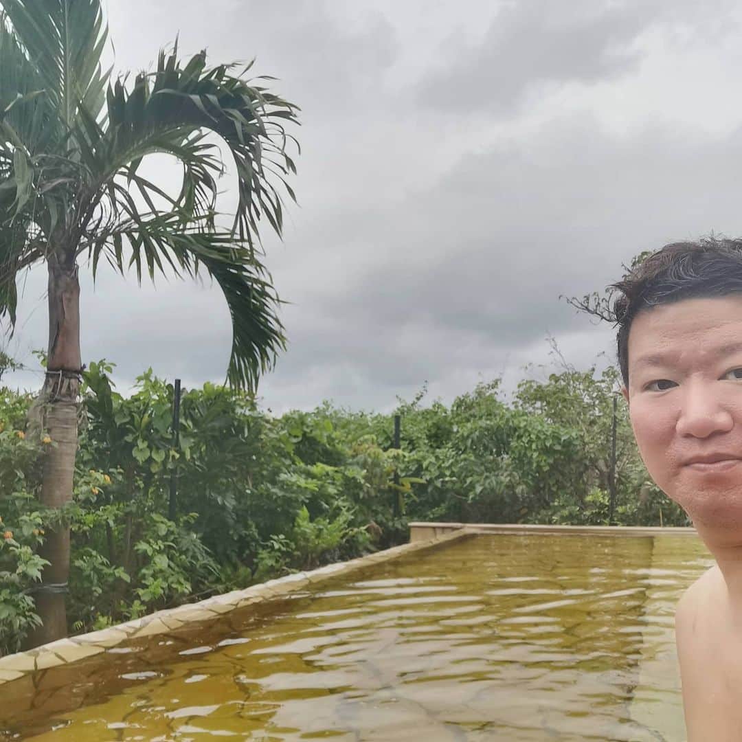 中園健士さんのインスタグラム写真 - (中園健士Instagram)「【2021年の抱負は？？】﻿ 毎年あるあるなこの時期の﻿ 定番なんですが﻿ 僕も毎年多少は考える訳ですよ。﻿ んで、今年の中園の抱負は？﻿ と言われますと答えは﻿ 「ありません」﻿ ですね。。。。﻿ いや、ほんとないんですよ。。﻿ 無理やりひねって探すものでもないし。。﻿ 　﻿ 　﻿ 　﻿ 　﻿ よく多くの人から﻿ 中園さんのビジョンを﻿ 聞かせて下さい。﻿ 　﻿ 　﻿ とか聞かれるんですが﻿ 答えは﻿ 「そんなもんねーよ。﻿ 毎日を全力で生きるだけだ。﻿ っつーの。﻿ ビジョンとかカッコいい﻿ 言葉を言うのは容易いけど﻿ 俺は俺の人生を毎日全力で﻿ 生きるだけだよ。」﻿ 　　﻿ ﻿ と答えたりするのですが﻿ 本気でそう思っています。﻿ 　﻿ 　　﻿ ﻿ 僕は毎日を自分との﻿ 約束を守る。﻿ 自分で決めたことを﻿ 守り続ける。﻿ 　﻿ 　﻿ その積み重ねなんですよねー。﻿ 　﻿ 　﻿ 長期的なビジョンなんて﻿ いくらでも生きてると﻿ 変更になりませんか？﻿ 　﻿ ﻿ 僕はしょっちゅうですよ。﻿ 　﻿ 　﻿ 　﻿ その時その場で﻿ 全力で行動して﻿ 気づいたらとてつもない﻿ ステージに来ていた。﻿ ﻿ 　﻿ ということの﻿ 繰り返しなんですよねー。﻿ 　﻿ 　﻿ ということで﻿ 僕は毎日今よりも﻿ 良くなる！！﻿ 　﻿ 　﻿ その積み重ねを﻿ ２０２１年﻿ やっていくことを﻿ 今年の抱負としますｗｗ﻿ 　﻿ 　﻿ 無理してひねり出さなくてもいいってこと。  #抱負  #抱負は  #新年のご挨拶  #新年あけましておめでとうございます  #目標設定  #目標達成  #目標達成する  #目標達成に向けて  #目標までコツコツと  #目標管理  #目標は  #」1月6日 18時10分 - nakazono.kenji