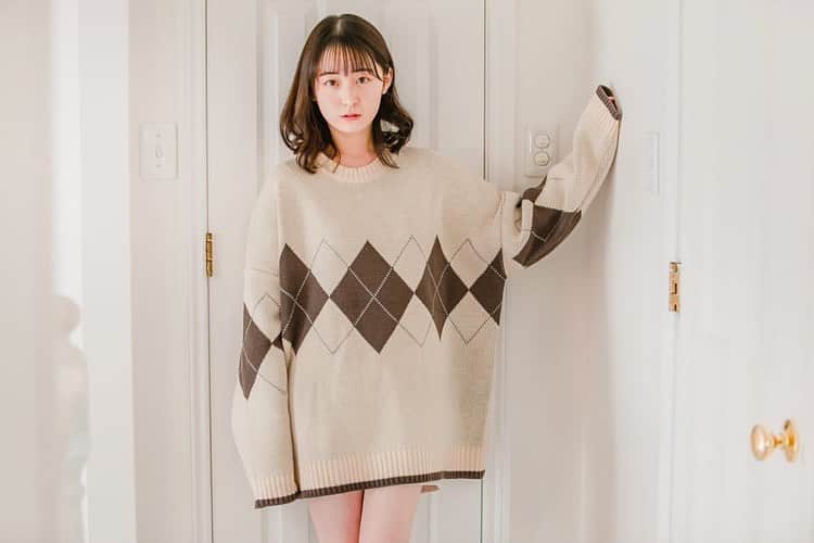白井真緒のインスタグラム：「...♡﻿ ﻿ ﻿ ﻿ @lapis_0828 ﻿ #作品撮り #作撮り #fashion #RiLi #ニットコーデ #彼シャツ ならぬ #彼ニット #codenate #photo #色白女子 #winter #アーガイル #アーガイルニット #萌え袖  #메이크업 #팔로우환영 #화장 #followｍe #ミディアムヘア #ヘアアレンジ #hairstyle #セクシー ?!😳」