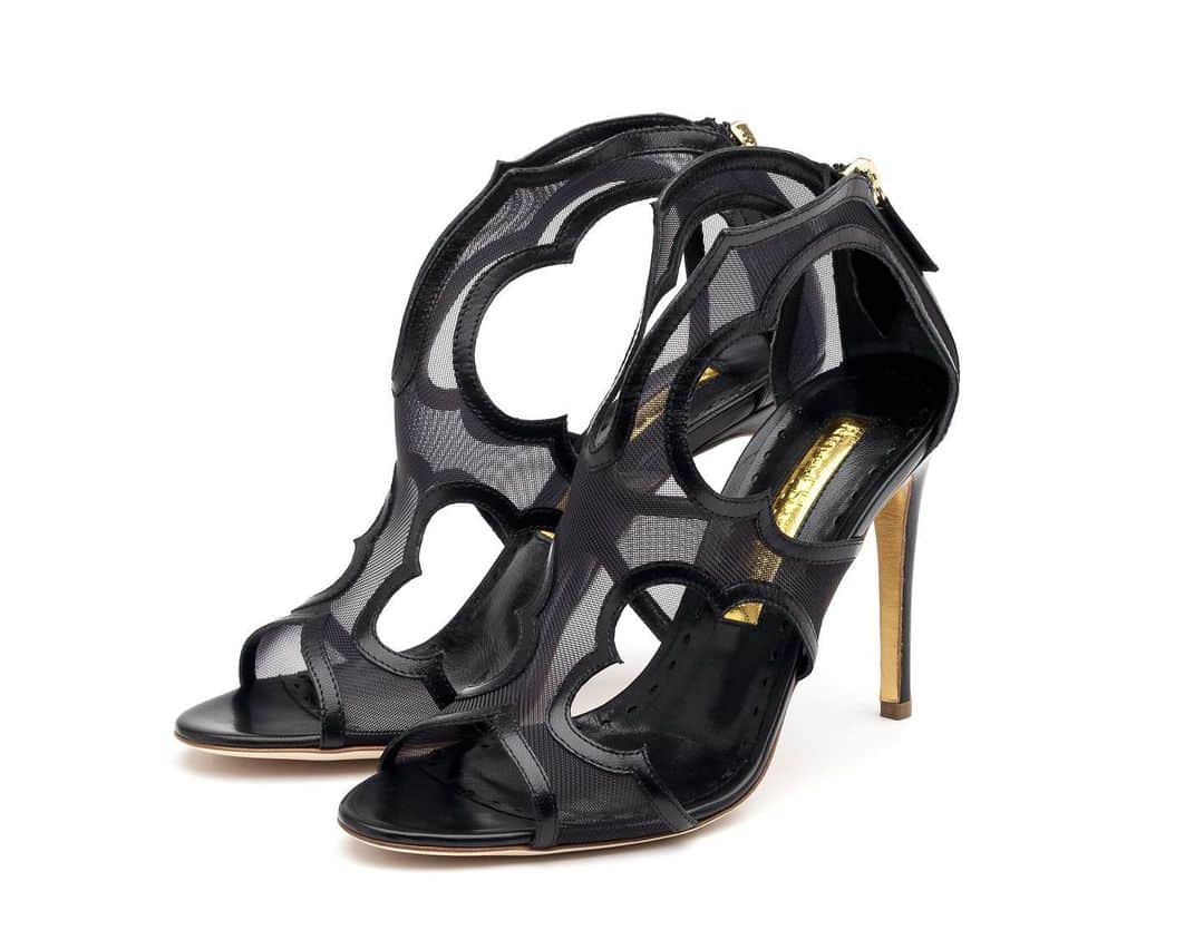 ルパートサンダーソンのインスタグラム：「#ArchiveRevisited   I am often asked where and when inspiration strikes, and what compels me to design the shoes I make.  Having designed shoes for over 20 years the truth is my archive is often the place I first look for ideas. Because the pace of fashion never lets up, some ideas get lost in the cycle of the seasons and the unquenchable thirst for ‘newness’. Some ideas may be a bit ahead of their time and some need more than their allotted season to take hold. The least commercially successful styles often prove the most inspiring.   I’ve decided to launch an occasional series of Instagram posts that revisit some of my favourite shoes, classics and overlooked gems. Tell the story behind them, their inspiration, who wore them and what I learnt. First up is Estelle from S/S 2010.  This idea flowed out of me. The shoe is so simple. Originally I made it from a single piece of satin. The patten was meant to communicate through what was not there more than what was there. The lines were evocative of leaves which when wrapped around the foot looked more like a mask. They almost work like a Little Black Dress for the foot. Because the design is all about the lines and what isn’t there, I wanted to do something interesting with them.   Some years earlier I had made shoes for the venerable London label Jean Muir. She had died a decade before I was invited to design shoes for them and the collections were a lavish reissue of her work, much of which was based on a few recurring details. One of them was a spidery frayed silk neckline. I wanted to recreate this on a shoe. By double facing the satin I was able to set the stitching in a little, make a feature of it by making it bigger and hand fraying the raw edges of the satin. By putting a zip at the back it allowed the front to be completely clear of any fixtures or closures further making them work and hang like a dress. I eventually made it in a number of different materials including black calf which gave them an even more gothic feel. I am proud to say it was one of the shoes chosen to be displayed in the 2015 V&A shoe exhibition. Museum number T.11:1, 2-2015! #Archive #RupertSanderson」