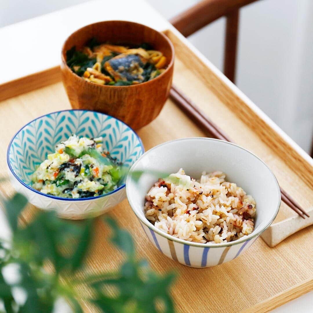 LOHACO（ロハコ）さんのインスタグラム写真 - (LOHACO（ロハコ）Instagram)「＼ちょこっとヘルシーでお正月太りをリセット！／  年末年始ついつい食べ過ぎたり食生活のリズムが乱れてしまっていませんか？  そんなときはちょこっとヘルシー生活で気持ちもカラダもリセット！  パックの雑穀ごはんや乾燥野菜など便利な食材に加えて、作り置きを冷凍・冷蔵して、そのままレンチンできる容器を使えば食事の準備もちょこっと楽チンに。  ホッと心を整えるお茶の時間がつくれるかも♪  今回はヘルシー生活を気軽に始められそうな食品や飲料を5つご紹介します！  ①食物繊維たっぷり♪もち麦と十五穀ごはんのパックごはん ②液体みそだから健康みそ汁もカンタン♪マルコメの健康みそ汁 ③野菜料理でもう1品の心強い味方♪乾燥野菜ミックス ④作り置き料理をそのままレンチンOK♪保存容器 スマートフラップ ⑤健康茶も手軽にティーバックで♪薬日本堂の健康茶  まずは1日に1食だけお手軽メニューにしてみるなど、無理せずヘルシー生活をトライしてみませんか？  ＿＿＿＿＿＿＿＿＿＿＿＿＿＿  ▼Instagramで紹介した写真の詳細は プロフィール @lohaco.jp から♪  ▼商品のURLはこちら https://685.jp/3pXpNcF ＿＿＿＿＿＿＿＿＿＿＿＿＿＿＿   #新年ダイエット #生活リセット #一汁一菜 #頑張らない暮らし #自分にやさしく #無理せず #いつもの暮らしの中で #ヘルシー #手間抜き #レンチン #健康みそ汁 #乾燥野菜 #お手軽漢方 #まずはやってみる #暮らし #くらし #ロハコ #LOHACO #askul #アスクル」1月6日 18時16分 - lohaco.jp