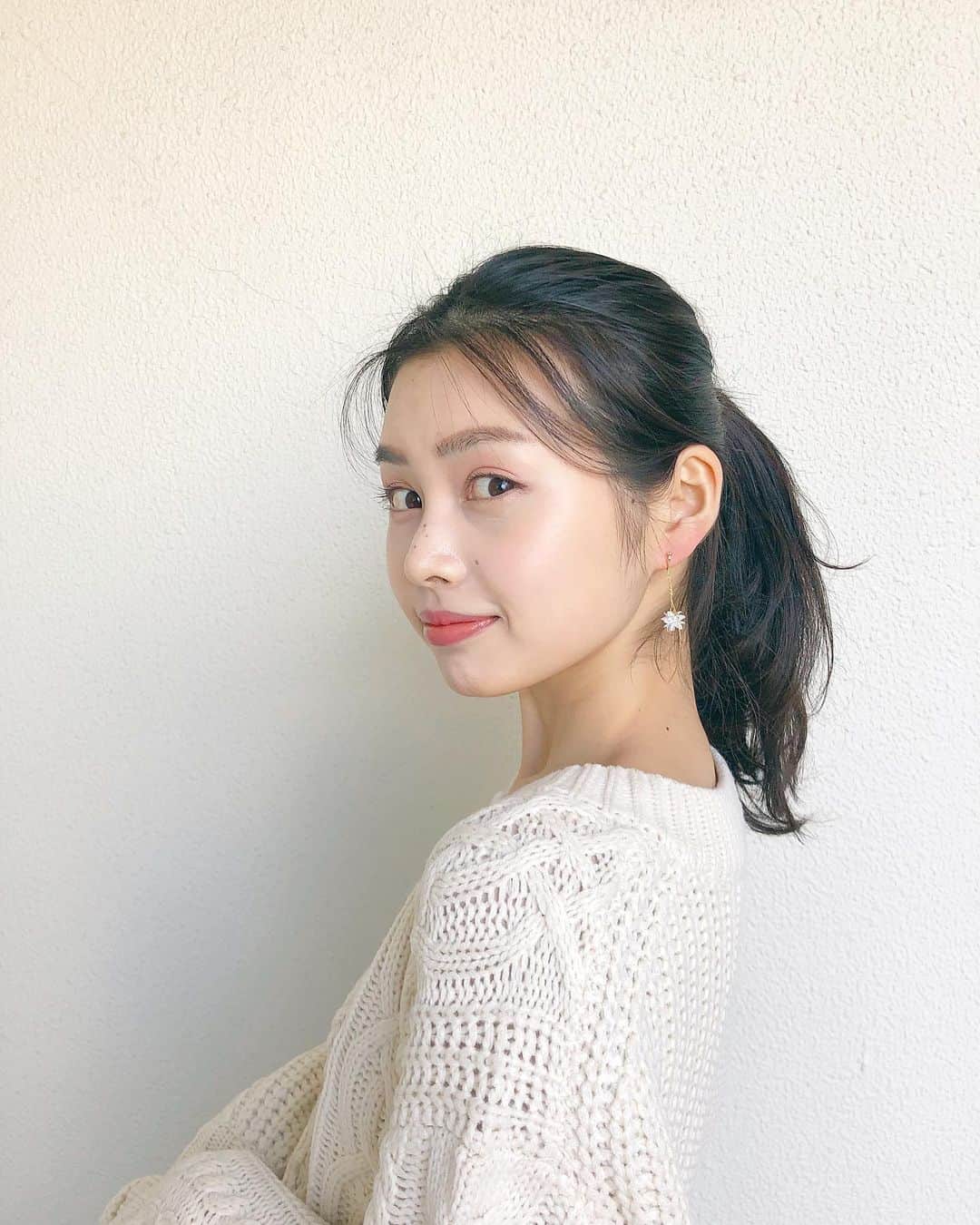 林穂乃花のインスタグラム：「. 肌の調子がすごくよかった‧₊✶ 写真の明るさは加工してるけどノーマルカメラ📸 昨日使ったパックが肌に合っていたみたい☻🤍 今日の嬉しかったこと🤍 . . 今日も一日、お疲れさま♡̤̮ . #白ニット#murua #ムルーア #ポニーテール#얼스타그램」