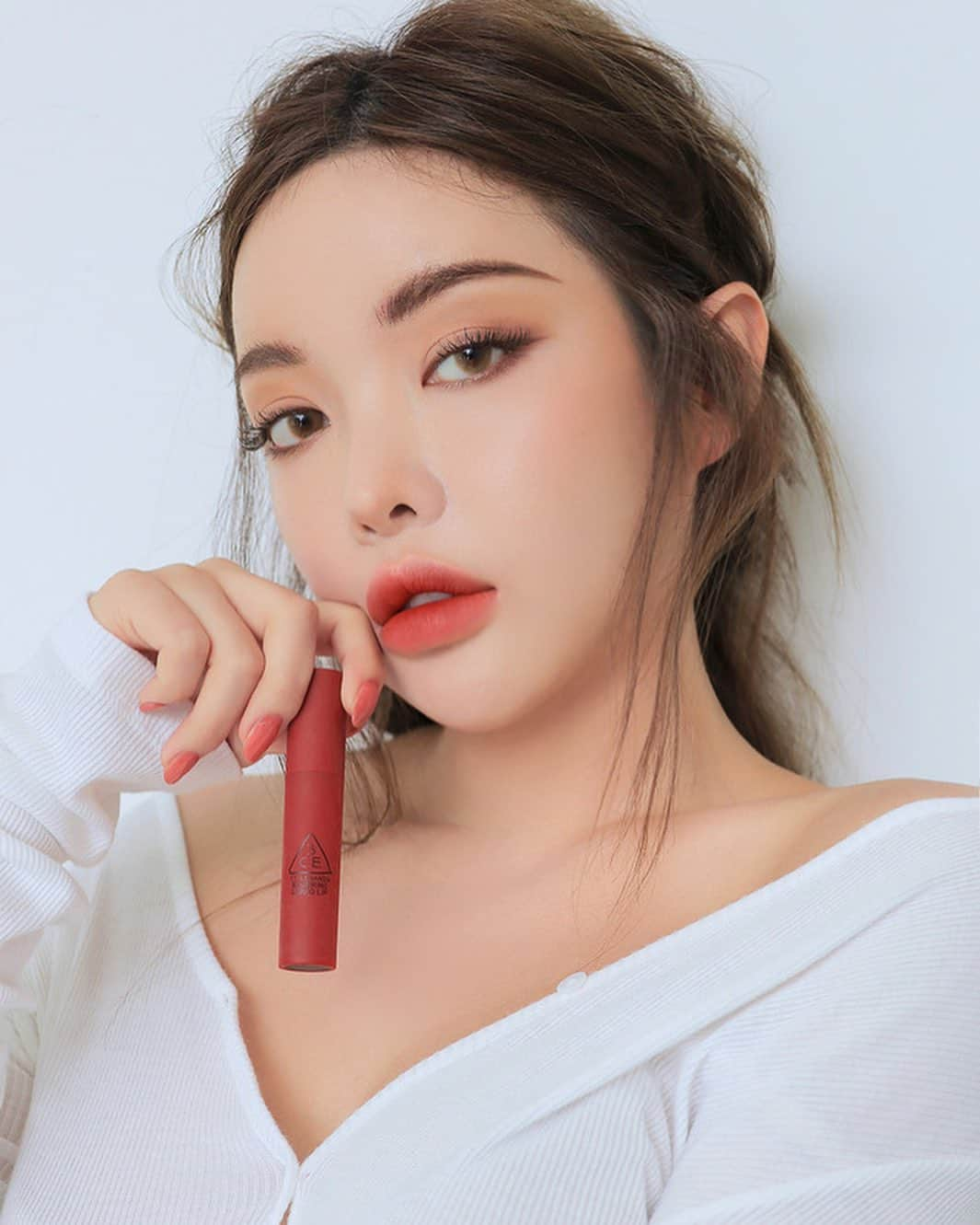 3CE Official Instagramさんのインスタグラム写真 - (3CE Official InstagramInstagram)「3CE BLURRING LIQUID LIP #SO_OVER 장미꽃을 그대로 담은 듯한 로지 컬러🌹 - A rose flower-inspired shade🌹 #3CE #3CEBLURRINGLIQUIDLIP」1月6日 18時20分 - 3ce_official