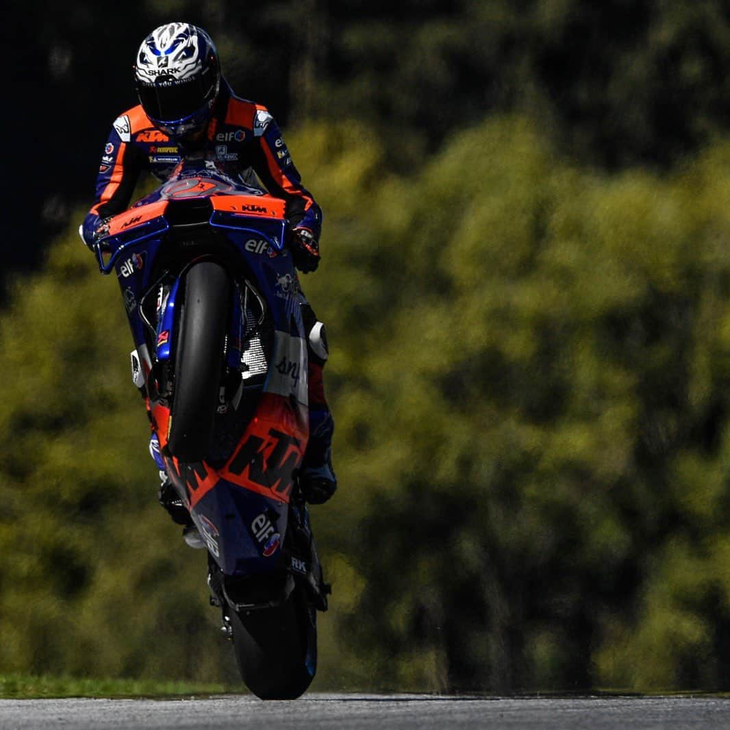 MotoGPさんのインスタグラム写真 - (MotoGPInstagram)「Happy birthday @ikerlecuona_27! 🥳 The number 27 turns 21 today AND it's a Wednesday so what better way to celebrate Iker's birthday than with one of the best #WheelieWednesday's of the year! 🎉 #MotoGP #IL27 #Motorcycle #Racing #Motorsport」1月6日 18時21分 - motogp