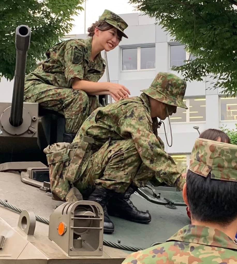 中谷彩伽のインスタグラム：「. 十条基地 納涼祭 広報支援‪🌱‬ . 戦車の上、思っていたより熱くてビックリした。 ちなみに履いている靴は戦車に踏まれても怪我をしないように作られていて、凄く重いの！鉄板入り。この靴を履いて日々、訓練されている隊員さんすごい… . #自衛隊 #陸上自衛隊 @jgsdf_pr  #受験生 #受験生応援 #進路 #進路選択  制服/学生調整 @masahiro.naaa   . #中谷彩伽 #ミスコン #サバイバルゲーム #サバゲー #サバゲ #サバゲー女子 #army #armylife  #ミリタリー #airsoftgun #迷彩服 #サバゲー装備 #サバゲーフィールド #サバゲーマー #サバゲー初心者 #ASOBIBA #ASOBIBAイメージガール #エアガン #ミリタリーモデル #セミロング #ミスコングランプリ」
