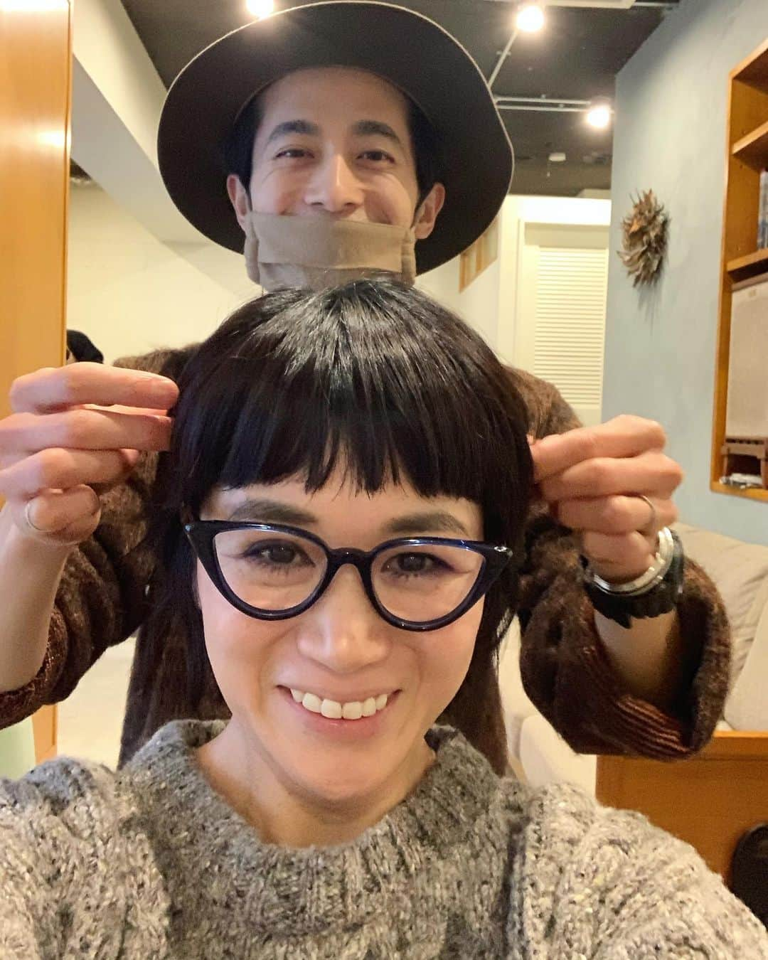 早坂香須子さんのインスタグラム写真 - (早坂香須子Instagram)「新しい眼鏡に @globespecs_official  新しい前髪！ @edie.hair  すっきりと新しい気持ちになりました。 ありがとー！ #祐天寺の名店#山手通りが超えられない😂#久しぶりの眉毛#書いといてよかった#アイブロウは　@threecosmetics が良いんですよ！#また紹介しなきゃだわ#眼鏡もめちゃくちゃ褒められた#ありがとうございました」1月6日 18時29分 - kazukovalentine