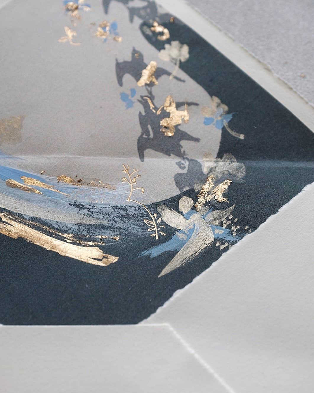 Veronica Halimさんのインスタグラム写真 - (Veronica HalimInstagram)「Layers of texture on envelope liner for one of the recent styled shoot bundle.  —  #vhcalligraphy #truffypi #カリグラフィー #カリグラフィースタイリング #モダンカリグラフィー #calligraphystyling #カリグラフィーワークショップ #weddingstationery #moderncalligraphy #handmadepaper  #penmanship #ウェディング #ウェディングアイテム #カリグラファ #スタイリングワークショップ #スタイリング #prettypapers #weddingsuite #styledshootbundle」1月6日 18時44分 - truffypi
