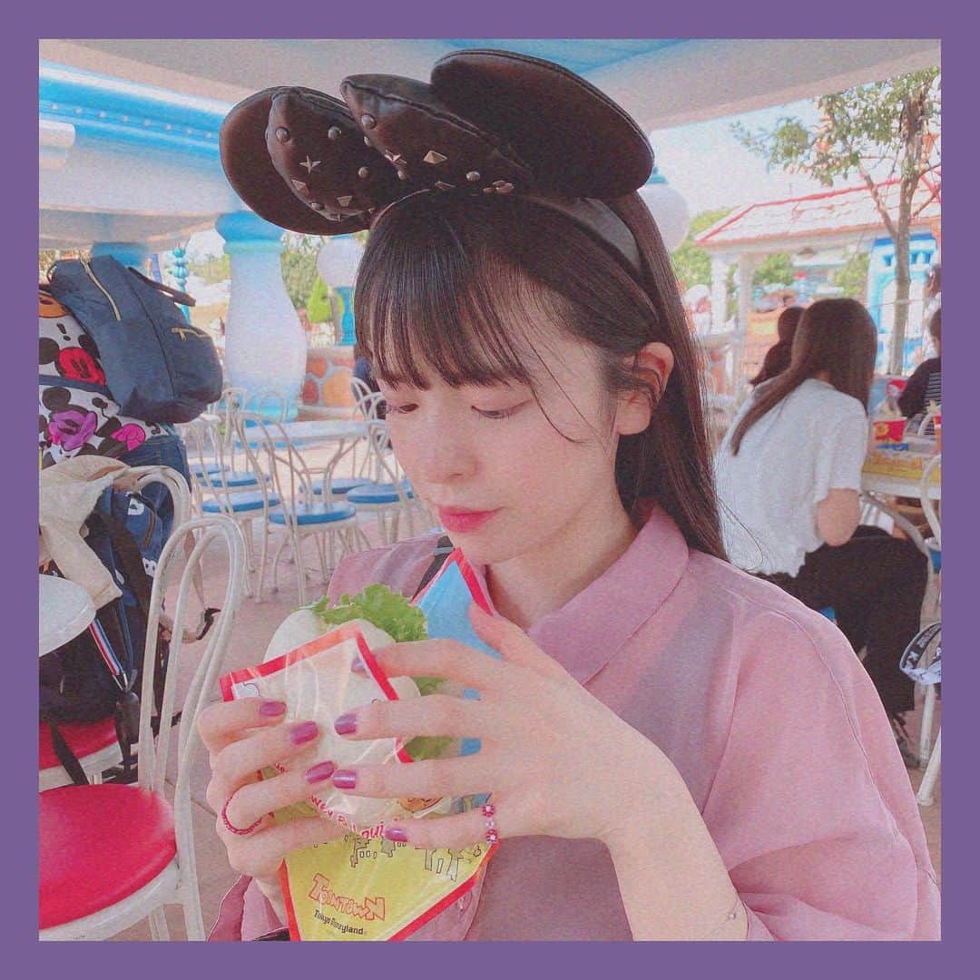 のインスタグラム：「. これが食べたい🍔🤍 ディズニーでしか食べれないの🤤 うまうまなんだよー♡  みんなは今日はどんな1日でしたか？ 私はレコーディングをしてきました🎶 まやちゃんの歌声が素敵すぎて 惚れ惚れした😍❤️ #ootd #tokyodisneyland #오오티디」