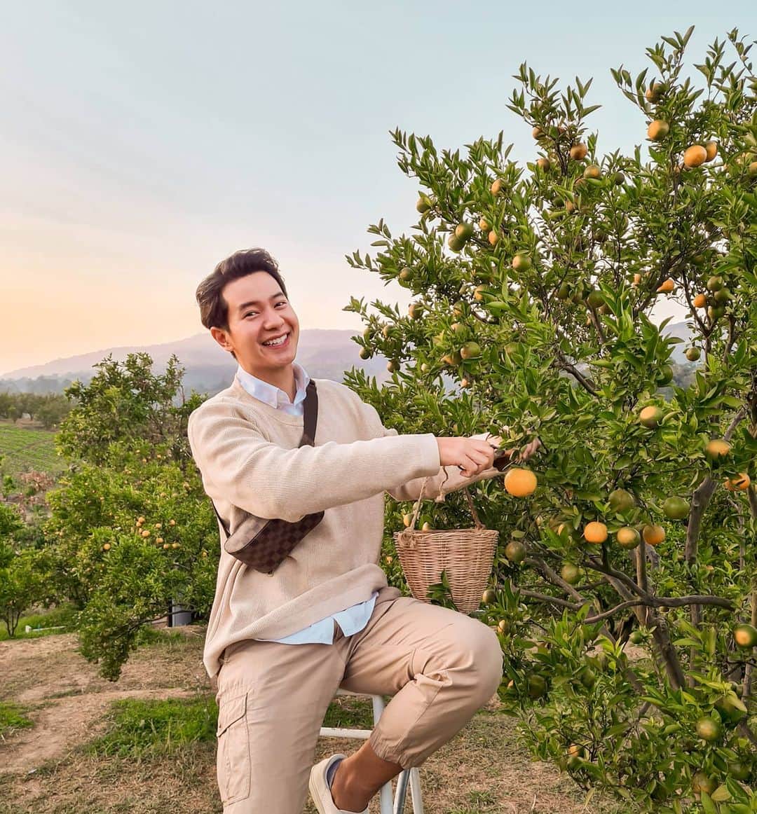 アイス・サランユーのインスタグラム：「วิธีตัดส้ม🍊ยังพอรู้ แต่วิธีตัดใจ✂️💔จากคนเจ้าชู้..ต้องทำไง  #jinju #jinjutheorangefarm  #chiangmai #เชียงใหม่  #icesarunyu  #ไอซ์ศรัณยู」