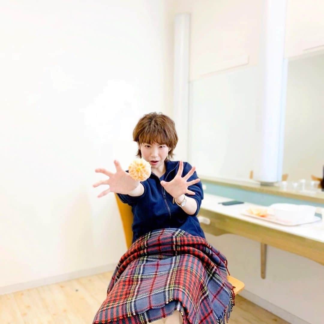 野村麻純のインスタグラム：「💭💭💭  🤨 🍊  👐   😏 🍊 👐」