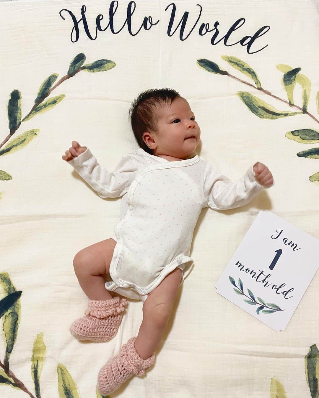 タヤネのインスタグラム：「Dia 02/01 minha Bella fez 1 mês🌿 1月2日にベラちゃん1ヶ月になりました。💕」