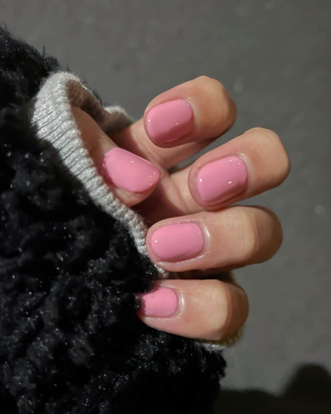 Shioneのインスタグラム：「やっっとネイル変えれた💅💕 ㅤㅤㅤㅤㅤㅤㅤㅤㅤㅤㅤㅤㅤ ちゅるちゅるピンクネイル🔥 寒い時ほどピンクネイルしたい衝動に駆られる😂💕 ㅤㅤㅤㅤㅤㅤㅤㅤㅤㅤㅤㅤㅤ 爪短いの楽〜幸せ〜〜😭💕 ㅤㅤㅤㅤㅤㅤㅤㅤㅤㅤㅤㅤㅤ  #instagood #instalove #instagram #nail #ネイルサロン #ネイル  #お気に入り #💓 #💅 #フレンチネイル #冬ネイル #shii_nail🌹#ジェルネイル  #instagram  #ヘアカット  #japan  #メイク  #YouTube  #cosmetics #love #me #makeup  #fashion #メイク動画  #メイク #コスメ #youtuber #youtube」