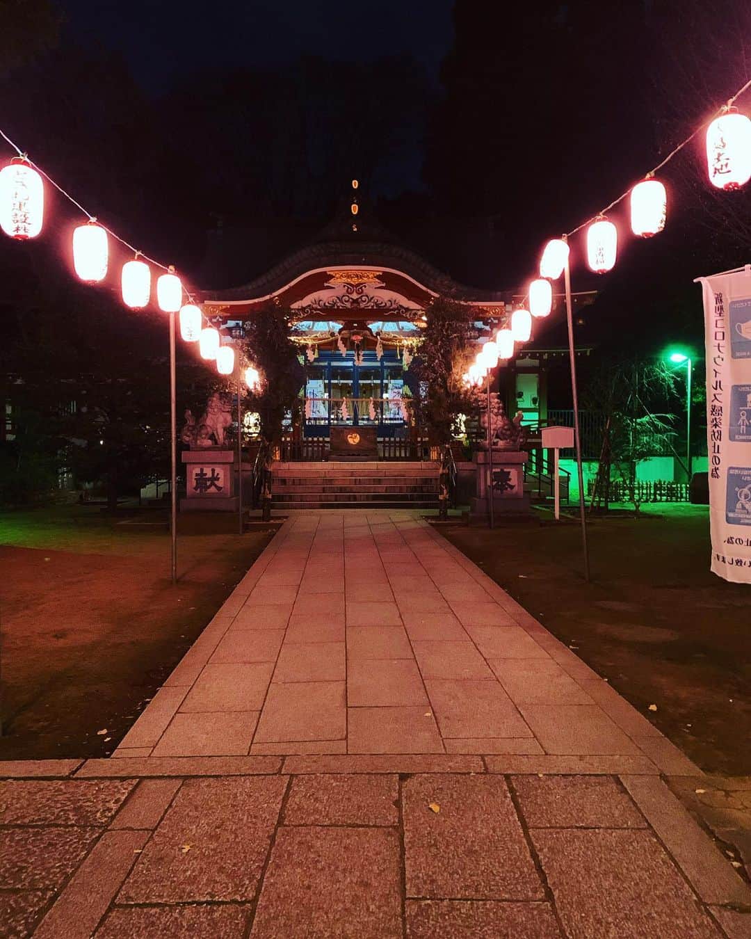 一三さんのインスタグラム写真 - (一三Instagram)「#感染 が#怖い ので人混みを避けて，今頃#初詣 。  だけど全く人が居ないと，お化けが出てきそうで，それもまた怖い。  #ヘタレ な上，カメラも回ってないのに一人で肝試し…  #神社　#肝試し」1月6日 18時48分 - ichizou.co.jp