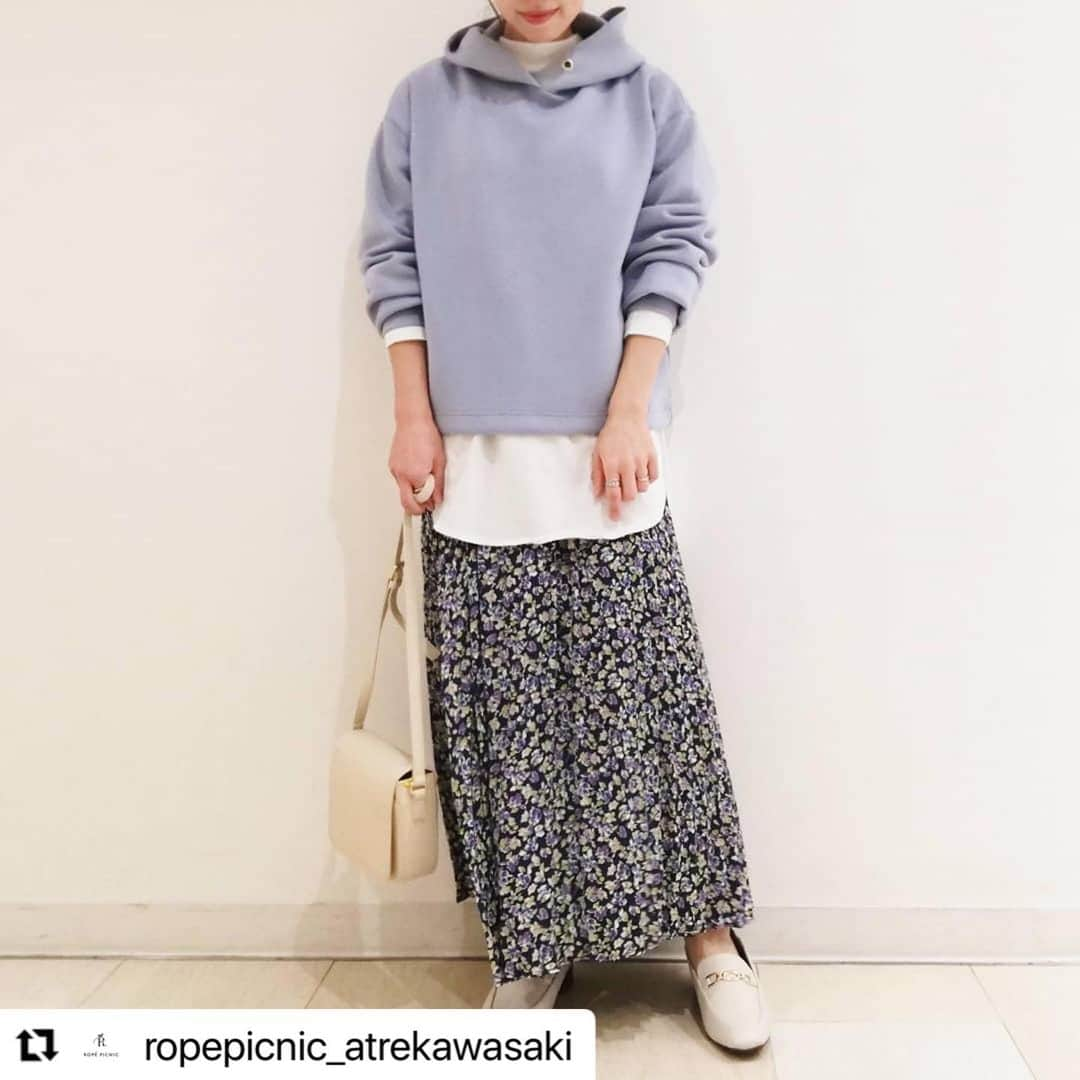 ROPÉ PICNICさんのインスタグラム写真 - (ROPÉ PICNICInstagram)「【 staff styling 】 アトレ川崎店アカウントから スタッフコーディネートをご紹介✨  #Repost @ropepicnic_atrekawasaki with @make_repost ・・・  \\期間限定価格//﻿ ﻿ 大人気のダンボールニットフーディが、ただ今期間限定価格となっております😍👏✨﻿ ﻿ この冬はもちろん、春先にも合わせやすい素材なので、このお値段はとってもお買い得です！！！﻿ ショート丈とチュニック丈をご用意しております☺️﻿ ﻿ 今回は新作のスカートと合わせてみました！﻿ 春らしい小花柄がとっても新鮮で着ているだけで気分があがります🌼﻿ ﻿ ぜひご利用ください🙇🙇﻿ ﻿ ·····································﻿ ◻ダンボールショート丈フーディー﻿ GDM50280(期間限定価格→¥3,500+税)﻿ ◻モックネックラウンドロングTシャツ﻿ GDM50620(¥2,490+税)﻿ ◻フラワープリントプリーツスカート﻿ GDC11040(¥5,000+税)﻿ ◻粒スタッズスクエアフラップショルダーバッグ﻿ GIX60200(¥3,990+税)﻿ ◻オーバルビットローファーバブーシュ﻿ GIA60030(¥4,390+税)﻿ ······································﻿ ﻿ ﻿ #ropepicnic #ロペピクニック #川崎 #アトレ川崎 #スタッフコーデ #今日のコーデ #春コーデ #プチプラコーデ #フーディコーデ #フーディ #パーカーコーデ #パーカー #ブルーコーデ #レイヤード #花柄スカート #プリーツスカート #ropepicnic_onlinestore」1月6日 18時49分 - ropepicnic_official