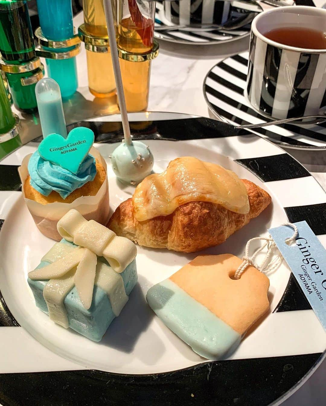 あゆまっくすさんのインスタグラム写真 - (あゆまっくすInstagram)「﻿ ﻿ ◆Breakfast at Tiffany's AfternoonTea　3,500円﻿ (税別)﻿ ﻿ ﻿ 表参道駅近くにある世界一可愛い女子会がテーマの﻿ アフタヌーンティーが人気のレストランで﻿ 「ティファニーで朝食を」がテーマのアフタヌーンティー！﻿ ﻿ ティファニーブルーが大好きなので一目惚れ🥺﻿ 定番のスタンドではなくティファニーカラーの﻿ ボックスに入った可愛すぎるアフタヌーンティー💙﻿ ﻿ 個人的にプレゼントボックス型のアイスケーキが﻿ さわやかな味わいで気に入りました。﻿ リーズナブルなのにどれもしっかりおいしくて大満足🥰﻿ ﻿ パープル×ダルメシアンのアフタヌーンティーも気になる！﻿ ﻿ ﻿ 提供期間: 〜2021年1月31日(日)﻿ 訪問店舗: Ginger Garden AOYAMA﻿  (東京メトロ表参道駅B1番出口から徒歩約3分)﻿ ﻿ ﻿ ‎⋆ ･‎⋆ ･‎⋆ ･‎⋆」1月6日 18時49分 - ayumax666