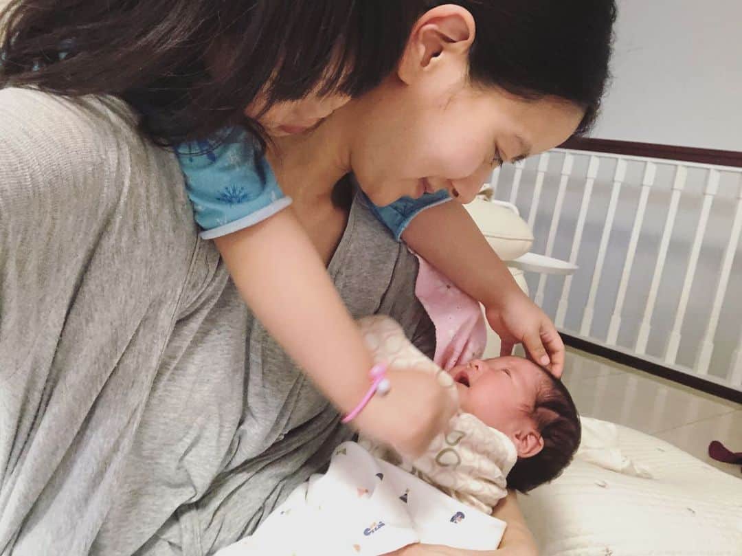 秋葉里枝さんのインスタグラム写真 - (秋葉里枝Instagram)「나의 요즘 모습 私の最近の姿🤱❤️ - 3시간마다 수유텀때문에 매일매일하루의시작이 언제인지 모르지만 이 시간이 소중하다고 느낄수있어서 감사해요🌿 3時間おきの授乳時間で 毎日いつが一日の始まりか 分からないような日々だけど この時間が愛おしく 感じられることに感謝です🌿」1月6日 19時01分 - rie_akiba