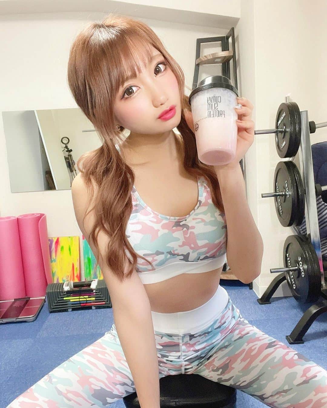 まゆぴちゅーさんのインスタグラム写真 - (まゆぴちゅーInstagram)「🏋️‍♀️ 𝙜𝙮𝙢 𝙙𝙖𝙮... 🏋️‍♀️💓﻿ (じわるトレーニング動画ありw)﻿ ﻿ @hu.revo さんでの﻿ パーソナルトレーニング\( ˆoˆ )/🔥﻿ ﻿ 2020年のジム納めで年末行った時の💓﻿ ﻿ ここ、キックボクシングもやって﻿ くれるんだけど、動画撮ってみたら﻿ とってもジワるのよね🥊（笑）（笑）﻿ (いきなり攻撃とか言われてあたふたw)﻿ ﻿ へっぽこフォルム直ってかっこよく﻿ 脂肪燃焼できるように頑張る😤🧡！﻿ ﻿ @kanta.kobouzu くんいつもありがとう🥺✨﻿ ﻿ ﻿ ウェアは﻿ @lavia_sport さんの💓﻿ 色合い可愛いよねーーーっ😋😋💕💕﻿ ﻿ ピンクのマスクもここのなんだぁ😷⭐️﻿ カラバリ豊富だからおしゃれな色とか﻿ 探してる方は見てみてくださいな🌼✨﻿ ﻿ ﻿ ﻿ そして一枚目で持ってるシェイカーと﻿ プロテインはいちご味🍓🥰🍓！！﻿ ﻿* @withus_online の、 #カーヴィースリムプロテイン﻿ ﻿ ってとこのやつで、ちょーーーーぜつ﻿ 飲みやすくて好きなの！！成分もよき🙆‍♀️◎﻿ 砂糖不使用だしね( ⸝⸝⸝⁼̴́◡︎⁼̴̀⸝⸝⸝)✊✨﻿ (この日の私の夜ご飯でした🙈🌼)﻿ ﻿ シェイカーもなんか可愛くない？🤍﻿ ﻿ ﻿ ﻿ ﻿ ﻿ ﻿ ﻿ #ジム #ジム女子 #トレーニング女子  #トレーニング動画 #トレーニングウェア  #ジムウェア #ジムトレ #ジム活 #laviasport  #ファッションマスク #コロナに負けるな  #プロテイン #プロテイン女子 #置き換え #プロテインダイエット #置き換えダイエット  #curvyslim #curvyslimprotein #proteinshake  #ビジョビ #筋トレ女子 #ヒップアップ」1月6日 19時01分 - mayu_03pichu