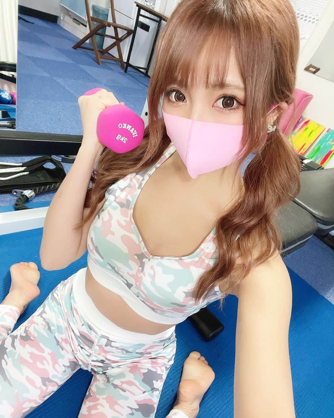 まゆぴちゅーさんのインスタグラム写真 - (まゆぴちゅーInstagram)「🏋️‍♀️ 𝙜𝙮𝙢 𝙙𝙖𝙮... 🏋️‍♀️💓﻿ (じわるトレーニング動画ありw)﻿ ﻿ @hu.revo さんでの﻿ パーソナルトレーニング\( ˆoˆ )/🔥﻿ ﻿ 2020年のジム納めで年末行った時の💓﻿ ﻿ ここ、キックボクシングもやって﻿ くれるんだけど、動画撮ってみたら﻿ とってもジワるのよね🥊（笑）（笑）﻿ (いきなり攻撃とか言われてあたふたw)﻿ ﻿ へっぽこフォルム直ってかっこよく﻿ 脂肪燃焼できるように頑張る😤🧡！﻿ ﻿ @kanta.kobouzu くんいつもありがとう🥺✨﻿ ﻿ ﻿ ウェアは﻿ @lavia_sport さんの💓﻿ 色合い可愛いよねーーーっ😋😋💕💕﻿ ﻿ ピンクのマスクもここのなんだぁ😷⭐️﻿ カラバリ豊富だからおしゃれな色とか﻿ 探してる方は見てみてくださいな🌼✨﻿ ﻿ ﻿ ﻿ そして一枚目で持ってるシェイカーと﻿ プロテインはいちご味🍓🥰🍓！！﻿ ﻿* @withus_online の、 #カーヴィースリムプロテイン﻿ ﻿ ってとこのやつで、ちょーーーーぜつ﻿ 飲みやすくて好きなの！！成分もよき🙆‍♀️◎﻿ 砂糖不使用だしね( ⸝⸝⸝⁼̴́◡︎⁼̴̀⸝⸝⸝)✊✨﻿ (この日の私の夜ご飯でした🙈🌼)﻿ ﻿ シェイカーもなんか可愛くない？🤍﻿ ﻿ ﻿ ﻿ ﻿ ﻿ ﻿ ﻿ #ジム #ジム女子 #トレーニング女子  #トレーニング動画 #トレーニングウェア  #ジムウェア #ジムトレ #ジム活 #laviasport  #ファッションマスク #コロナに負けるな  #プロテイン #プロテイン女子 #置き換え #プロテインダイエット #置き換えダイエット  #curvyslim #curvyslimprotein #proteinshake  #ビジョビ #筋トレ女子 #ヒップアップ」1月6日 19時01分 - mayu_03pichu