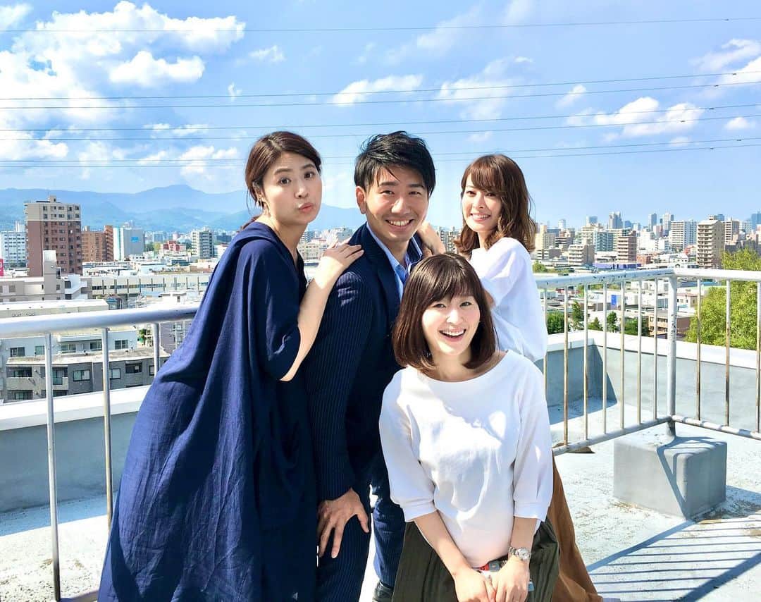 福田太郎のインスタグラム：「ふたりの姉が🙋‍♀️🙋‍♀️ インスタはじめてます！ HTBを卒業してからもがんばる、 先輩たちのアカウントはこちらです💁‍♂️ ⠀ @ayako__ishizawa #石沢綾子 @北京 @kuniimisa_ana #国井美佐 @北海道 ⠀ ふたりの同期 #大野恵 先輩の動向は @htb_ichimoni か @htb_tarofukuda で🙋‍♀️笑 #HTB #アナウンサー #福田太郎 ⠀ せっかくなので、南平岸・旧社屋で撮った #エモい 思い出の一枚で、お知らせしてみました✌️ よーかわいがってもらってたので、 これから恩返ししていかなきゃ！ですね😁」