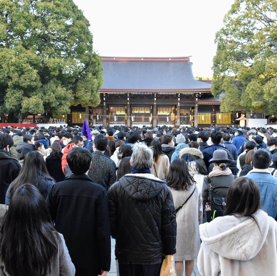 The Japan Timesさんのインスタグラム写真 - (The Japan TimesInstagram)「People make a New Year's visit to Meiji Jingu, a Shinto shrine in Tokyo's Shibuya Ward, and crowd nearby shopping streets in Harajuku on Jan. 1, taking COVID-19 precautions such as wearing masks. Many shrines and temples have reported a huge dip in visitors as coronavirus cases continue to climb in the country. 📸 Tomohiro Osaki . . . . . . #Japan #Tokyo #Shibuya #Harajuku #news #coronavirus #shrine #temple #japantimes #日本 #東京 #原宿 #渋谷 #ニュース #新型コロナウイリス #ジャパンタイムズ #神社 #寺 # #初詣 #⛩」1月6日 18時55分 - thejapantimes