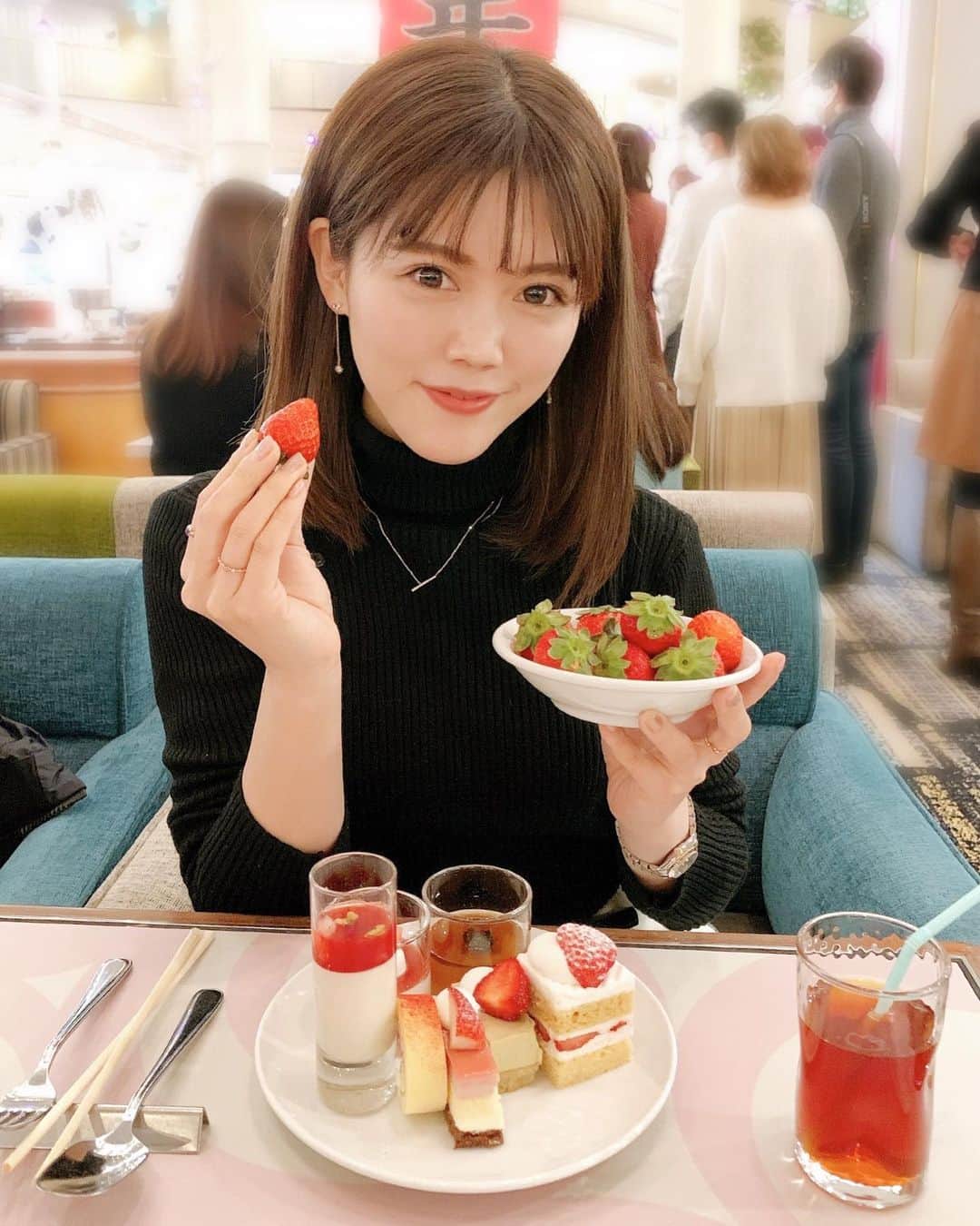 上坂由莉のインスタグラム：「昨日はホテルニューオータニ大阪の﻿ いちごビュッフェへ行ってきたよ🍓🚘﻿ その名も「スーパーいちごビュッフェ2021﻿ 〜ホテルでいちご狩り〜」#strawberrygallery﻿ ﻿ ﻿ どのスイーツも本当美味しかった😋❣️﻿ ピエールエルメのあまおうピスタチオケーキもあって﻿ ２つも食べてしまった🤭🍓﻿ スイーツはもちろん食事系も安定に美味しかったです🥰🍓﻿ ギルドフリーなフードもあるし女子には嬉しいっ😋﻿ ﻿ ﻿ 今の時期なのでお店の方が全て取り分けてくださいます✨﻿ 東京のニューオータニでも行ってたけど﻿ 大阪も毎年人気なので予約必須です❣️🍓﻿ ﻿ _ _ _ _ _ _ _ _ _ _ _ _ _ _ _ _ _ _ _ _ _ ﻿ 📍ホテルニューオータニ大阪﻿ ☕️1階 SATSUKI LOUNGE﻿ 🗓1/5〜3/31﻿ 🕛11:30～15:30 ＜各90分制＞﻿ ☑︎ 大人平日 ￥5,800﻿ ☑︎ 土・日・祝日 ￥6,000﻿ ☑︎ 小学生・全日 ￥2,800﻿ ☑︎ 幼児(4歳以上)全日 ￥1,200﻿ ﻿ ﻿ #ホテルニューオータニ大阪 #いちごビュッフェ #大阪﻿ #ホテルでいちご狩り #ホテルビュッフェ #ニューオータニ﻿」