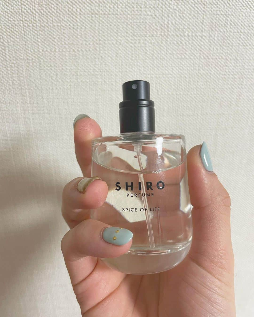 白石香さんのインスタグラム写真 - (白石香Instagram)「2020-2021冬☃️ @shiro_japan の SPICE OF LIFE  あまり被らないし、名前も好き。  お仕事し始めたら、仕事とプライベートで使う香水を分けると思うけど、学生の間は場面で分けるより時期で分けたくて、定期的に香りを変えてる。  (これ言うと「香水のせいだよ〜♪」ってからかわれるけどw)香水って本当につけてた時のことを思い出させることない？✨  積極的にエモさを求めようぜ！！！！！✨✨✨✨✨  #香水 #shiro#spiceoflife」1月6日 19時00分 - shiraishikaori5541