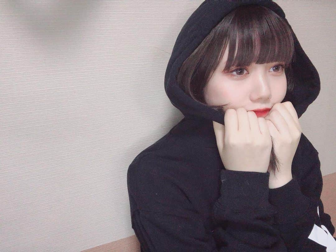 長久玲奈のインスタグラム：「本日23時59分で、コラボのパーカー、ネックレスの受注が終了します！！  まだの方は、急いで〜！！  めちゃめちゃお気に入りのデザイン。1人でも多くの方に選んでもらえますよーに。🐼  商品ページ↓  https://livertineage.jp/SHOP/212106/219969/list.html  #コラボ #パンダ #デザイン」