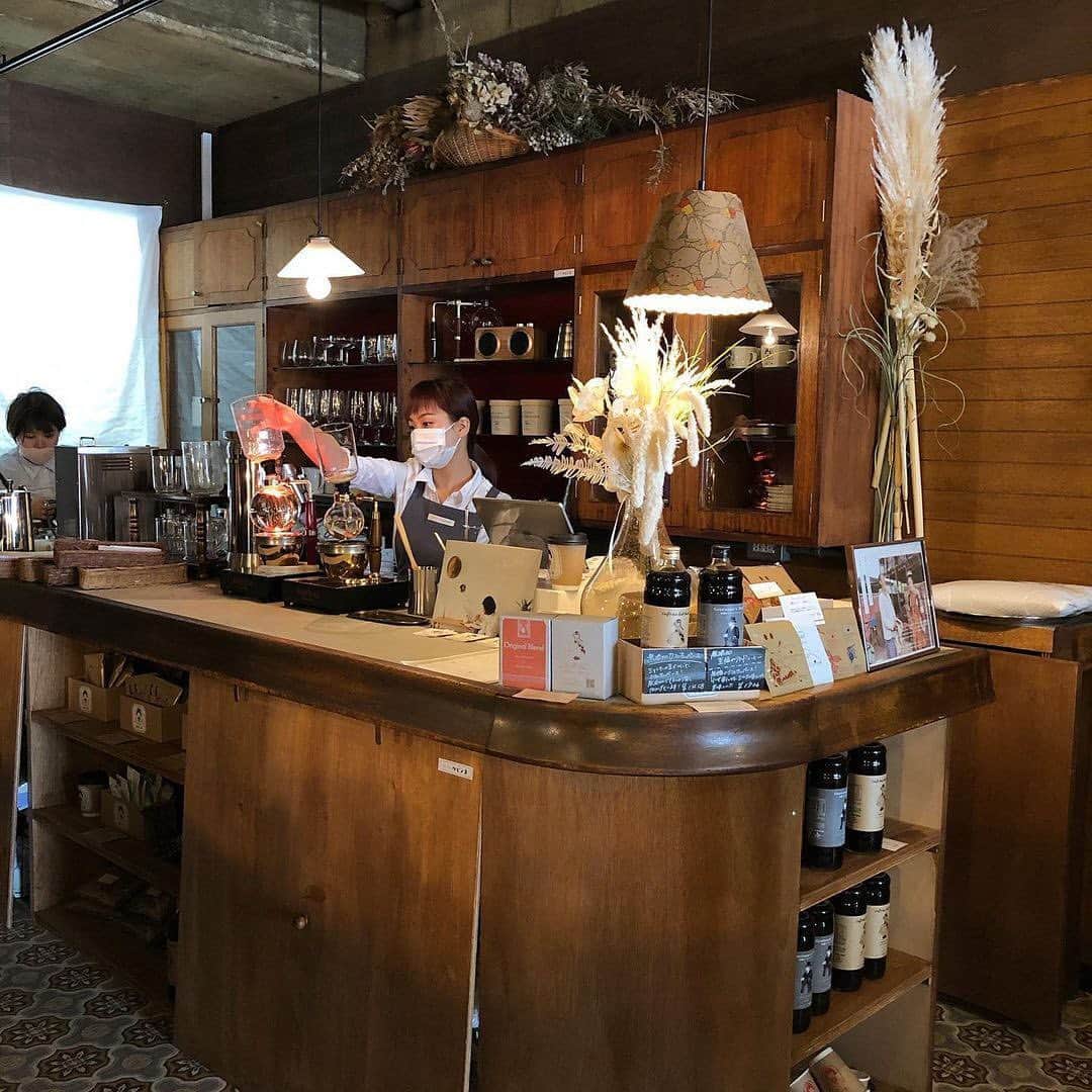 isutaさんのインスタグラム写真 - (isutaInstagram)「老舗喫茶店を修繕した“乙女心”くすぐるレトロ喫茶。﻿ ﻿ ﻿ 大阪・北堀江にある「喫茶と菓子　タビノネ」は、創業44年の老舗喫茶店を修繕し、その面影を残した新しい喫茶店として2020年10月にオープンしました。﻿ ﻿ ﻿ 一部のインテリアを残し、リノベーションされた店内は、レトロモダンな温もりを感じられる落ち着いた空間。﻿ ﻿ ﻿ パティシエが作るドーナツやバターサンド、ナポリタンなどの喫茶店ならではのメニューを提供しています。﻿ ﻿ ﻿ また、幻想的な光サイファンで1杯ずつ丁寧に抽出したこだわりのコーヒーもいただけるんだそう！﻿ ﻿ ﻿ 喫茶店では定番のクリームソーダは色鮮やかで、グラスに施された「タビノネ」のロゴが乙女心をくすぐります♪﻿ ﻿ ﻿ ぜひチェックしてみてくださいね！﻿ ﻿ ﻿ 【喫茶と菓子　タビノネ】﻿ 住所：大阪府大阪市西区北堀江1-13-20﻿ 営業時間：平日　10:00-19:00﻿ 　　　　　土日・祝日　10:0-19:00 ﻿ 定休日：無休﻿ ﻿ ﻿ photo by﻿ @ay___grm00﻿ @makiko7272﻿ @yu_pncn﻿ ﻿ ﻿ #isuta #イスタ #isutapic ﻿ #isutacafe #カフェ巡り #おしゃれカフェ﻿ #カフェスタグラム #大阪カフェ #大阪カフェ巡り ﻿ #堀江カフェ #堀江カフェ巡り #cafe ﻿ #喫茶と菓子タビノネ #タビノネ #喫茶店 ﻿ #cafestagram #カフェ #カフェ好き﻿ #クリームソーダ #カフェ活 #大阪グルメ ﻿ #お洒落な人と繋がりたい #大阪ランチ﻿ #カフェ好きな人と繋がりたい」1月6日 19時10分 - isuta_jp