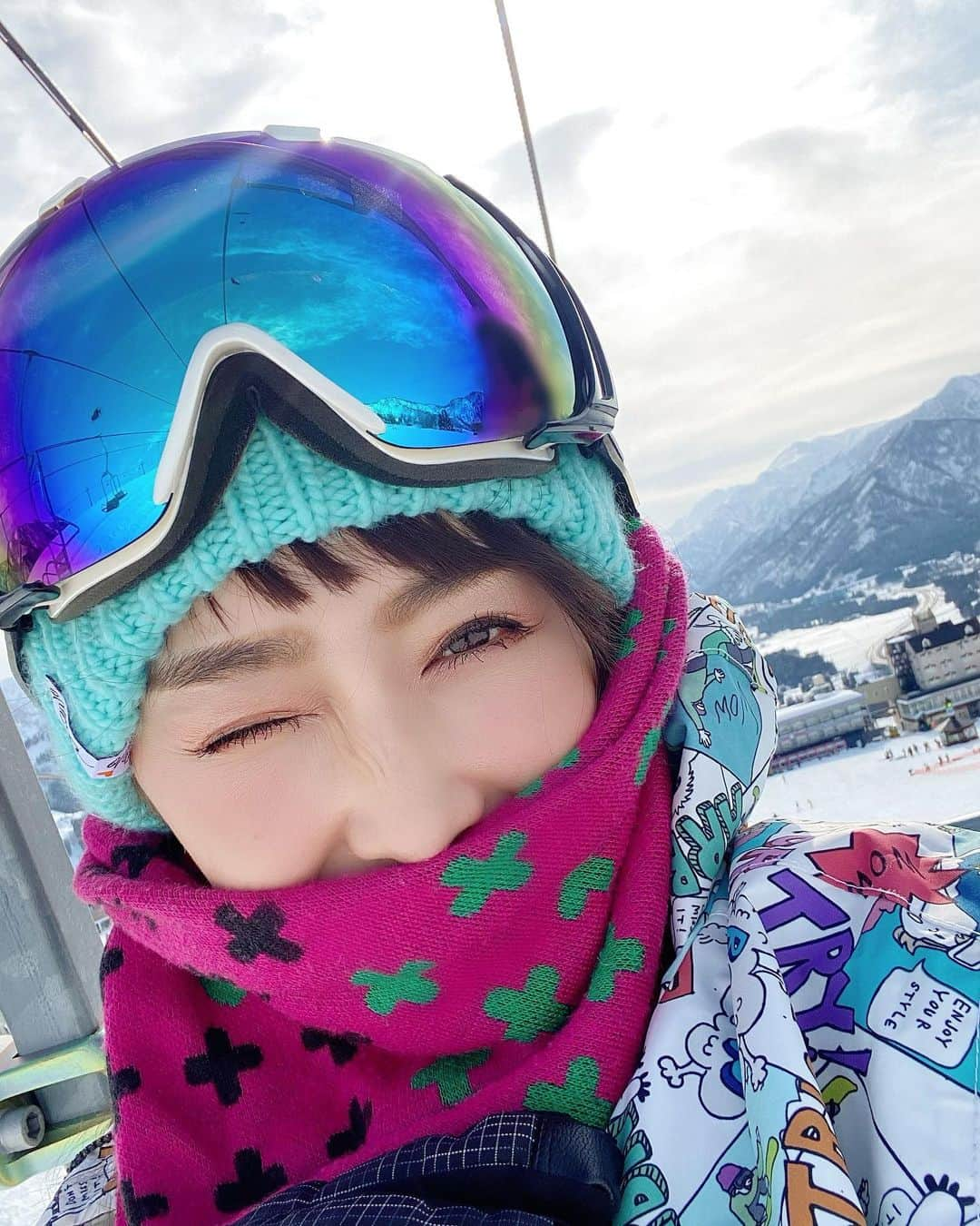 杏さゆりさんのインスタグラム写真 - (杏さゆりInstagram)「今年初滑り🏂💕✨ . 激寒と思いホッカイロとか持って来たけど、晴天に恵まれ🌞 春スノボかっ！ ってくらい暖かかった🥰 . グーフィの練習諦め カービングの練習して、ずっと爆走してました😂😂😂 . 去年1回しか行けなかったから今年は沢山滑る❤️ . #snowboarding #snowboardgirl  #スノーボード　#スノーボード女子　#スノボ女子 #スノボ女子と繋がりたい  #カービング女子  #スノーボード歴20年以上  #杏さゆり　#SayuriAnzu」1月6日 19時04分 - anzu_sayuri_official