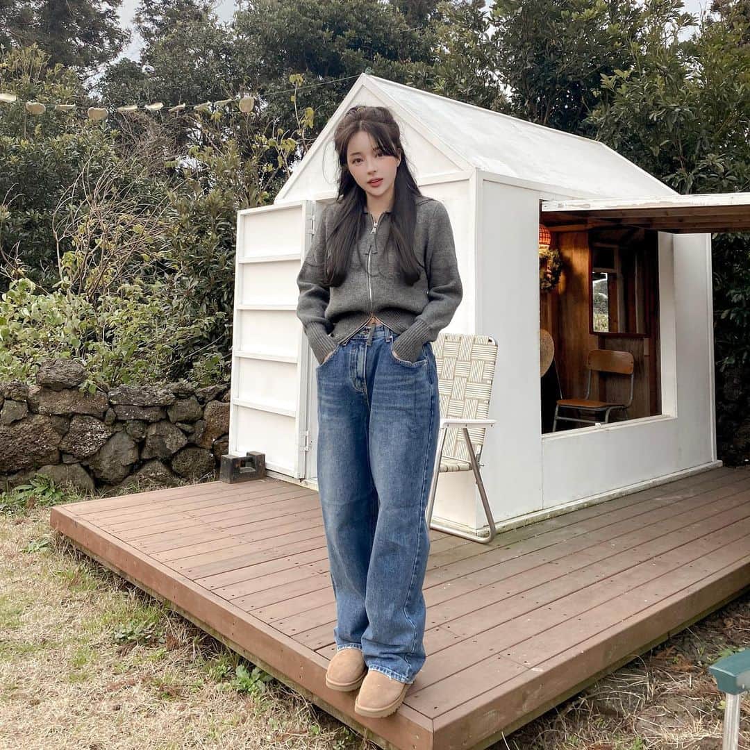 ユン・アラのインスタグラム：「마켓 오픈했어요 💕💕 이번에도 역시 착한 가격으로..🥰  마켓은 3일동안 진행이에요 요번에 준비한 제품들은 제가 평상시 출근할때나 집앞에 나갈때 편하게 입고싶은것들로만 준비해봤어요(정말 리얼 매일 입고다님ㅋㅋㅋ)  사진속에 입고있는 니트후드집업은 허리밴딩이 탄탄해서 정말 개미허리로 만들어준다는거.. 후후 저건 입어보면 압니다😎  프로필링크 클릭해주세요!」