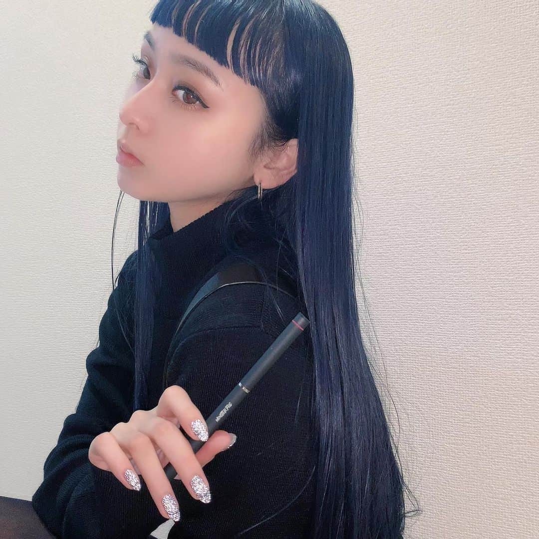 aoiのインスタグラム：「ニコチン、タール、副流煙、においが全てゼロな電子タバコをげっとしました🌱 メンソール強めだからタバコみたいなガツンとくる吸い心地！ピュアメンソール、モンスターメンソール、グリーンアップルメンソールの3種類のフレーバーから選べる！日本製のリキッドだからなんとなく安心…😂  最近吸えるところも減ってきたし、手持ち無沙汰になりがちなので助かってます🙏🏻  #MONSTERFOG #モンスターフォグ #VAPE #電子タバコ」