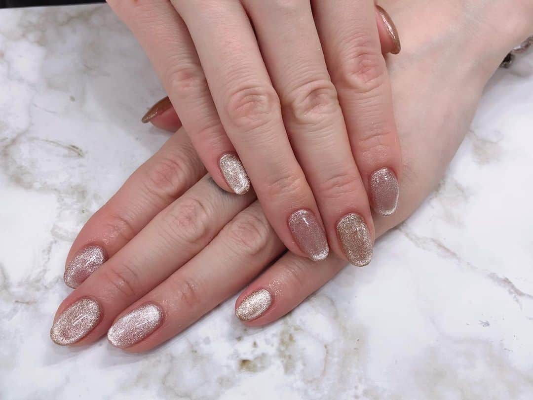 高橋沙弥華のインスタグラム：「2色同系色ベージュとブラウンで合わせてもらった💅❤  シンプルに可愛い😍💖💖  @selectshop.selepuuのお洋服、お仕事しやすいように今回も短くしてもらった😊  #new #newnail #newnails💅 #セレクトショップ #セレプー #ねいる #にゅーねいる #マグネットネイル #シンプル」