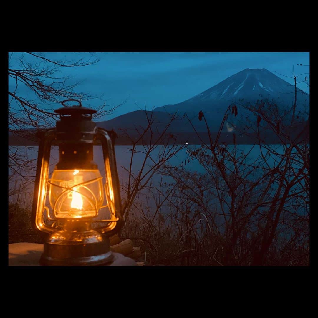 村田秀亮のインスタグラム：「山梨にキャンプ行ったんやで  #これはもう絵葉書 #iPhoneの画質えぐい #本栖湖 #富士山 #FEUERHAND 275 #美しいね  #YouTube更新してるよ #家に侵入されたよ #ちゃんとやり返してくるよね #怖いね」