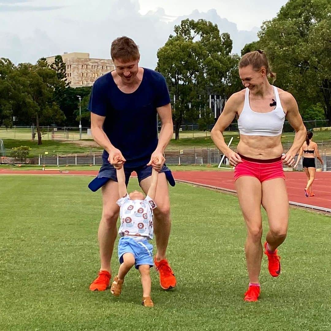 ケイトリン・サージェント・ジョーンズのインスタグラム：「Being an aunt means getting to introduce your small humans to the important things in life 🏃‍♀️💫 • • • #auntylife #auntylalalovesyou #tracklife #trackandfield #trainingpartner #trainingmadefun #familyfun #familytime #auntyloveisthebest #richauntiesupreme #running #runnergirlgang」