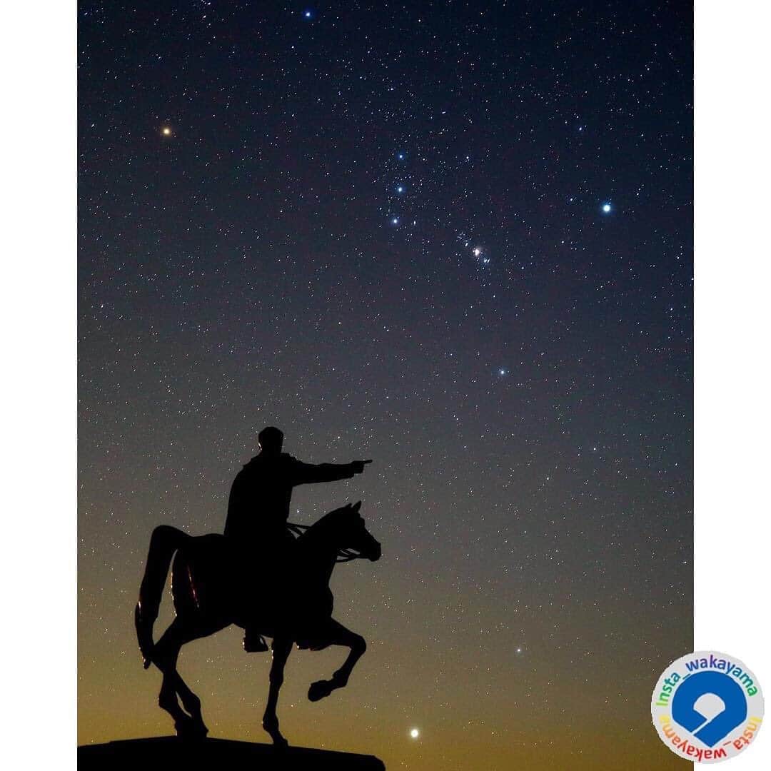 和歌山県のインスタグラム：「. Insta_Wakayamaでは、皆さんがハッシュタグをつけて投稿してくださった写真から、素敵な写真をご紹介させていただきます！ 本日のピックアップは @kenji_take さんのお写真です☆ ハッシュタグのご利用ありがとうございますm(_ _)m . こちらは串本町の樫野崎灯台のお写真ですね👀 アタチュルク像をシルエットにしての星空がとてもきれいですね✨ みんなが知っている冬の夜空のオリオン座。オリオン座の一等星のベテルギウスの色が他の星と比べてオレンジ色に輝いているのがはっきりとわかります。 オリオン大星雲もはっきりと見えるくらい空が澄んでいるのでしょうか😉 . . 和歌山に関する投稿には「 #insta_wakayama 」のハッシュタグをつけてください★ 和歌山の魅力を皆さんで発信していきましょう！ ハッシュタグをつけると同時に、写真の場所の記載・位置情報の登録もお願いします🎵 なお、お写真を撮影される際は感染対策を十分に行ってくださいね。 . #樫野崎灯台 #オリオン座 #串本町 #和歌山県 #和歌山 #kashinozaki_todai #orion #kushimoto_town #wakayama #insta_wakayama #instameet_wakayama #wakayamagram #nagomi_wakayama #visitwakayama #retrip_news #japan #なんて素敵な和歌山なんでしょう」