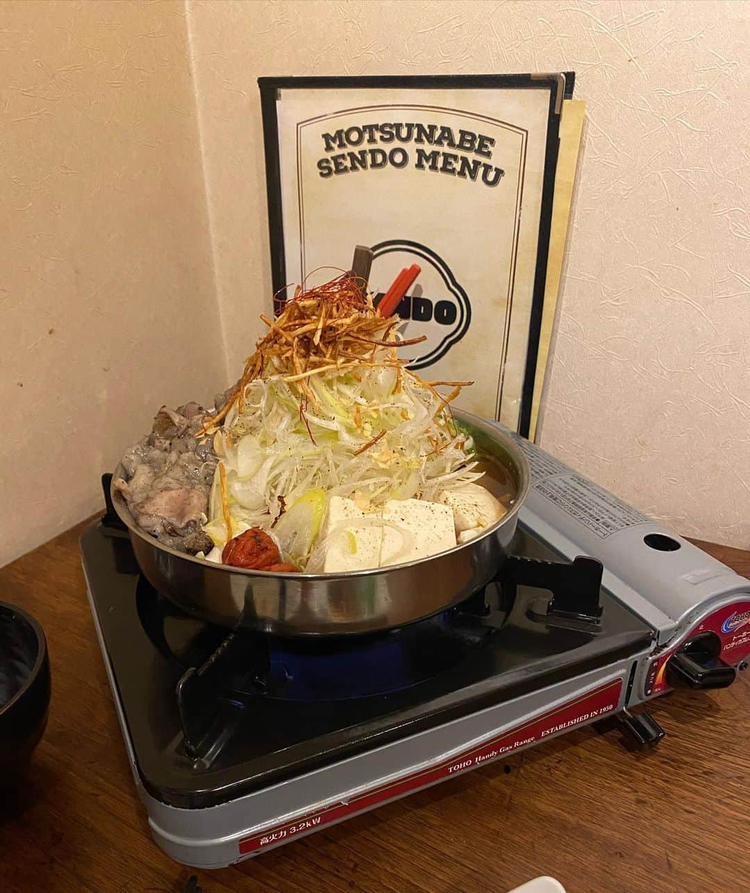 MOMOEさんのインスタグラム写真 - (MOMOEInstagram)「何回でも行きたい美味しかった🍲🥄 醤油ベースのもつ鍋初めて食べて感動！シメお雑煮にして大正解🙆🏻‍♀️✌🏻 はーちゃんいいお店探してくれてありがとう！♡ メインは２枚目だよん！ #もつ鍋」1月6日 19時17分 - xoemomo