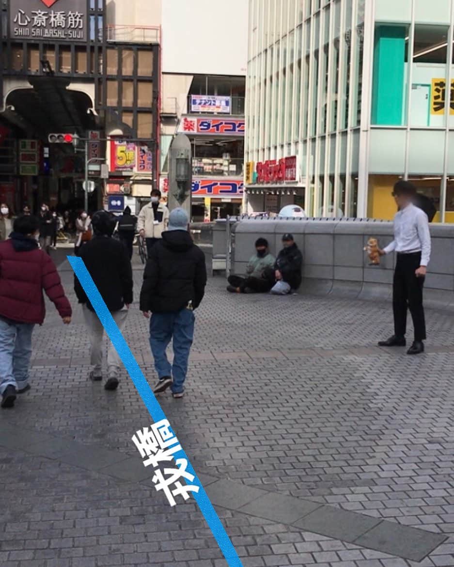 のインスタグラム：「何かしらのパフォーマンスをするつもりで来たけれど、緊張のあまり1ミリも動けなくなってしまったところをストリートビューに撮られたパフォーマーの人  #ストリートビューに撮られた人 #ストリートビューモノマネ」