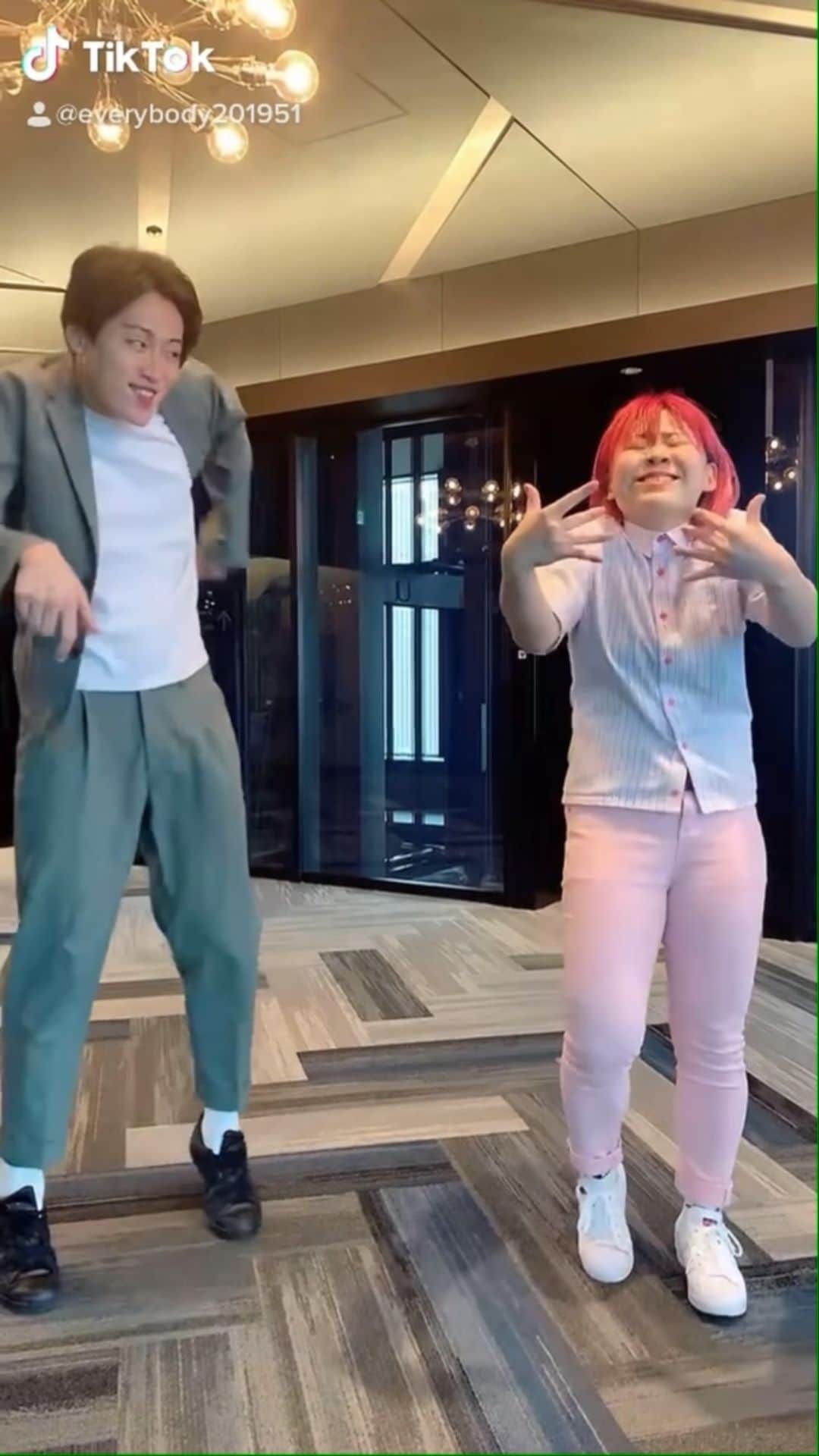 かわなみchoy?のインスタグラム：「choy?の同期の池ちゃんと一緒に🌈🌈😁池ちゃんのface&movementもぶっとび！！！🤣#レインボー池田 #クリティカルヒット　@ikenao0919」