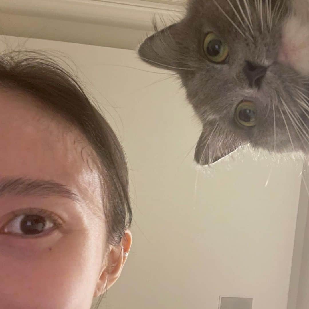 チャン・チュンニンのインスタグラム：「這也算是張另類的合照  最近 看完 Sweet home 太想知道後面劇情 跑去找了漫畫來看 發現 劇跟漫畫的劇情不太一樣 不曉得第二季要什麼時候才看得到」