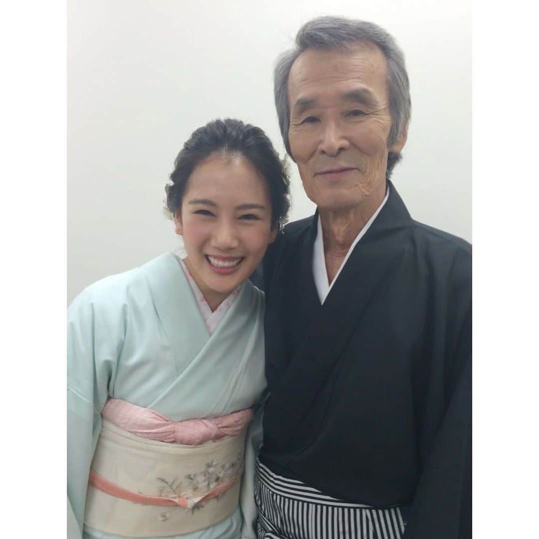 山本千尋のインスタグラム：「皆様、新年のご挨拶が大変遅くなりまして申し訳御座いません。  私は昨年大晦日、舞台『INSPIRE 陰陽師』の初日を迎え、本日幻の6日間が無事に幕を閉じました。 このご時世で舞台に立てた事、誰一人として欠ける事なく終演出来た事に心より感謝致します。 そして最大限のサポートをして下さったスタッフの皆様、毎日互いに切磋琢磨しながら刺激を与えて下さったキャストの皆様、強い想いや覚悟を持って劇場に来て下さった観客の皆様、配信で見て下さった皆様、本当にありがとうございました。 今回の経験をパワーに本年も楽しみながら頑張っていきたいと思います。  そして非常に残念な連絡が私の元にも入りました。 太秦撮影所からお電話を頂きましたが、自分が情けなくなるくらい何も言えませんでした。伝えたい事が沢山あるはずなのに、ごめんなさい、ここ数日はその事実にまだちゃんと向き合う事が出来ませんでした。撮影所に行くと『千尋ちゃんおかえり』と優しい笑顔で迎えてくれる福本さんが鮮明過ぎて。最後にお会いしたのは私の初主演映画クランクアップの日、撮影セットに顔を出して下さり『頑張りや』と手を握って下さりました。私の大好きな浪人のお姿で映画村へお仕事に行かれる福本さんでした。福本さんの美学、志を受け継ぎ、それを伝えていくことで感謝の気持ちを捧げたいです。これからゆっくり福本さんとお話し出来たらなと思います。時には弟子で、時には孫で、時には太秦城のお姫様な私でこれからもいさせて下さい。『どこかで誰かが見ていてくれる』そう教えて下さった日からずっと私の憧れです。世界で一番好きな言葉をかけて下さりありがとうございました。天国でも松方さんや木下さんと立ち回りを楽しそうにされて豪快に斬られているのかな。 福本清三さん、長い間お疲れ様でした。そして心より感謝致します。また殺陣を教えて下さい。」