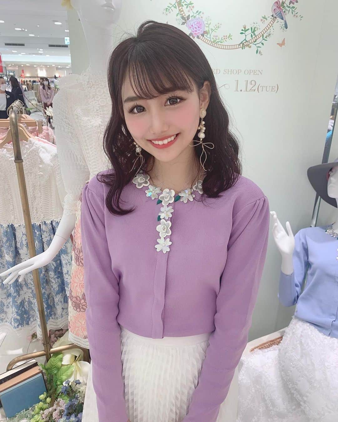 加藤里奈さんのインスタグラム写真 - (加藤里奈Instagram)「⋆ @chesty_official のLimited shopへお邪魔しました💜 ⋆ ずっと楽しみにしてたんやけど 新作可愛すぎた〜☺️❤︎ どれにしようかすごく迷って、 たくさん試着しちゃった( ･ ･̥ ) 会いたかった方にも会えてとても嬉しい1日でした✌︎ ⋆ 今年のラッキーカラー ラベンダー色のカーディガンでぱしゃり❤︎ ⋆ Limited shopは、 JR名古屋高島屋5F ローズパティオにて 1/6〜1/12までOPENです✿ ⋆ #ootd #fashion #instafood #instagram #instalike  #hairstyle #outfit #code #coordinate #style #stylepoint #instafashion #instagood #instalike #ファッション #撮影 #ヘアアレンジ #ヘアスタイル #アレンジスタイル #ヘア #かとこ #コーディネート #コーデ #かとこーで #今日の服 #チェスティ #chesty #jr名古屋高島屋 #春服 #春服コーデ」1月6日 19時23分 - katoco0326