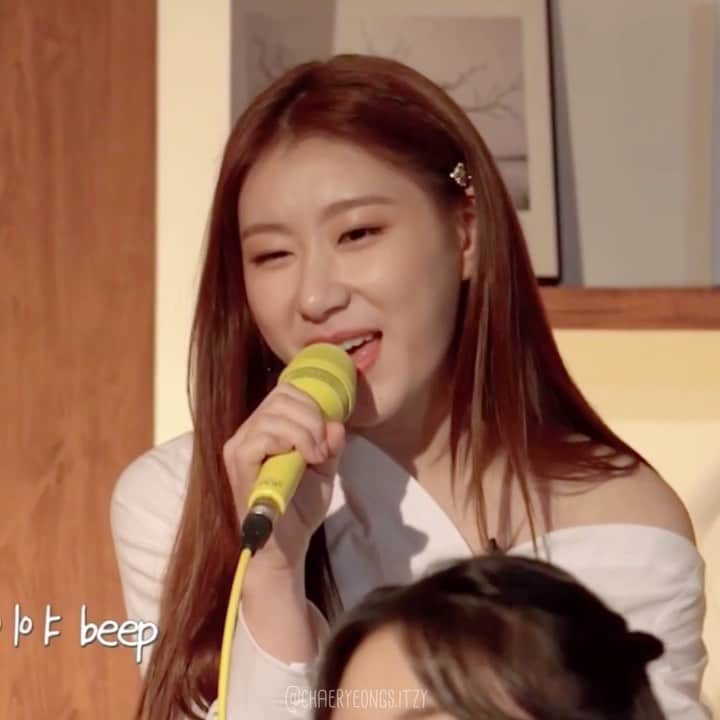 チェリョンのインスタグラム：「chaeryeong singing iu's bbibbi 🦋 ㅤ ㅤ her sweet voice really suits the song 🥺💘」