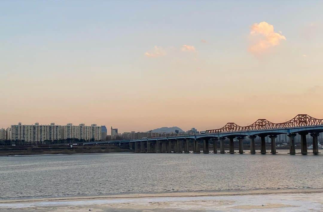 ジヌションさんのインスタグラム写真 - (ジヌションInstagram)「🏃‍♂️1월6일 2021 루게릭요양병원건립 런 10km 한강 런 한강이 얼음으로 조금씩 변하고 있다❄️ #루게릭요양병원건립 #승일희망재단」1月6日 19時26分 - jinusean3000