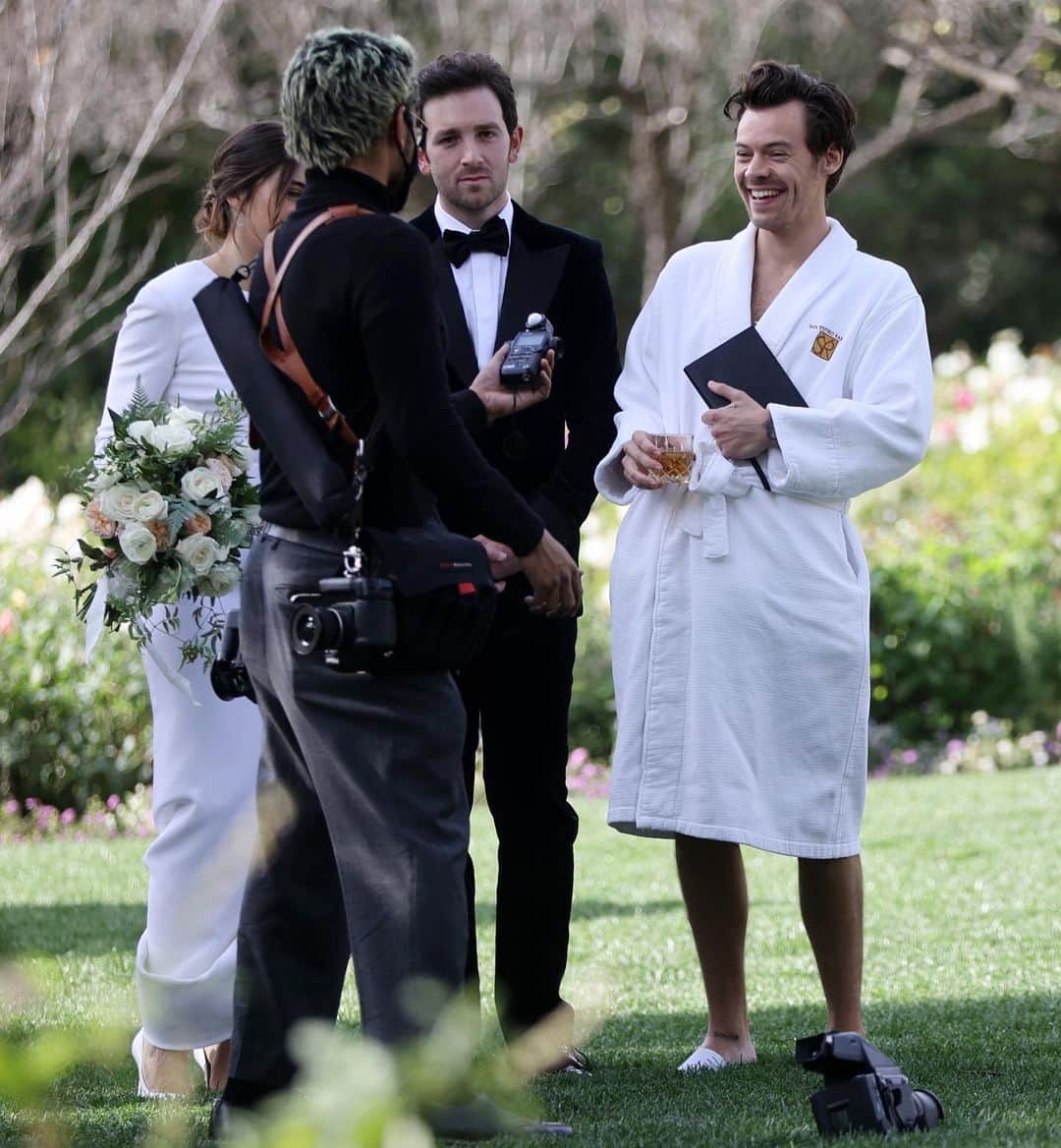 Just Jaredさんのインスタグラム写真 - (Just JaredInstagram)「@harrystyles wears nothing but a bathrobe in these new photos of him at his manager Jeffrey Azoff’s wedding! Tap this pic in the LINK IN BIO for the full gallery of photos of Harry in nothing but his robe.  #HarryStyles Photo: Backgrid」1月7日 6時21分 - justjared