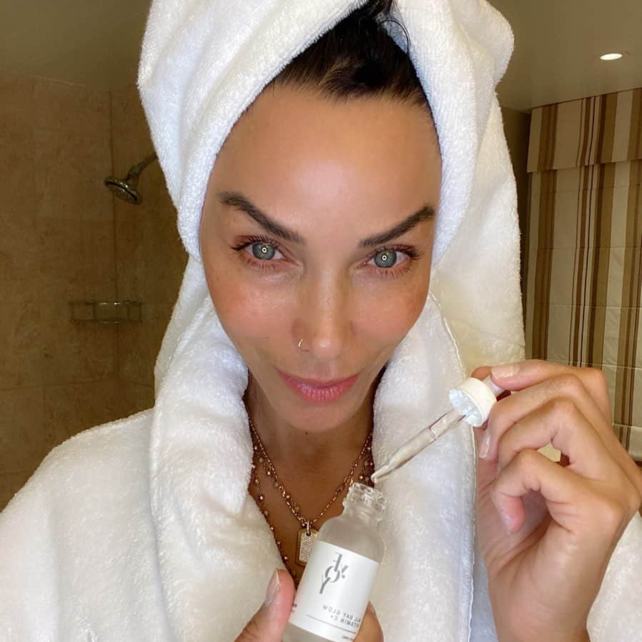 ニコール・ミッチェル・マーフィーのインスタグラム：「Make yourself a priority. Because at the end you’re  your longest commitment..  follow @yfoyshop for the AM PM hyaluronic acid & the all day glow vitamin C #yfoy #everydayconfidence #skincare #beauty #agelessbeauty #yourfountainofyouth」