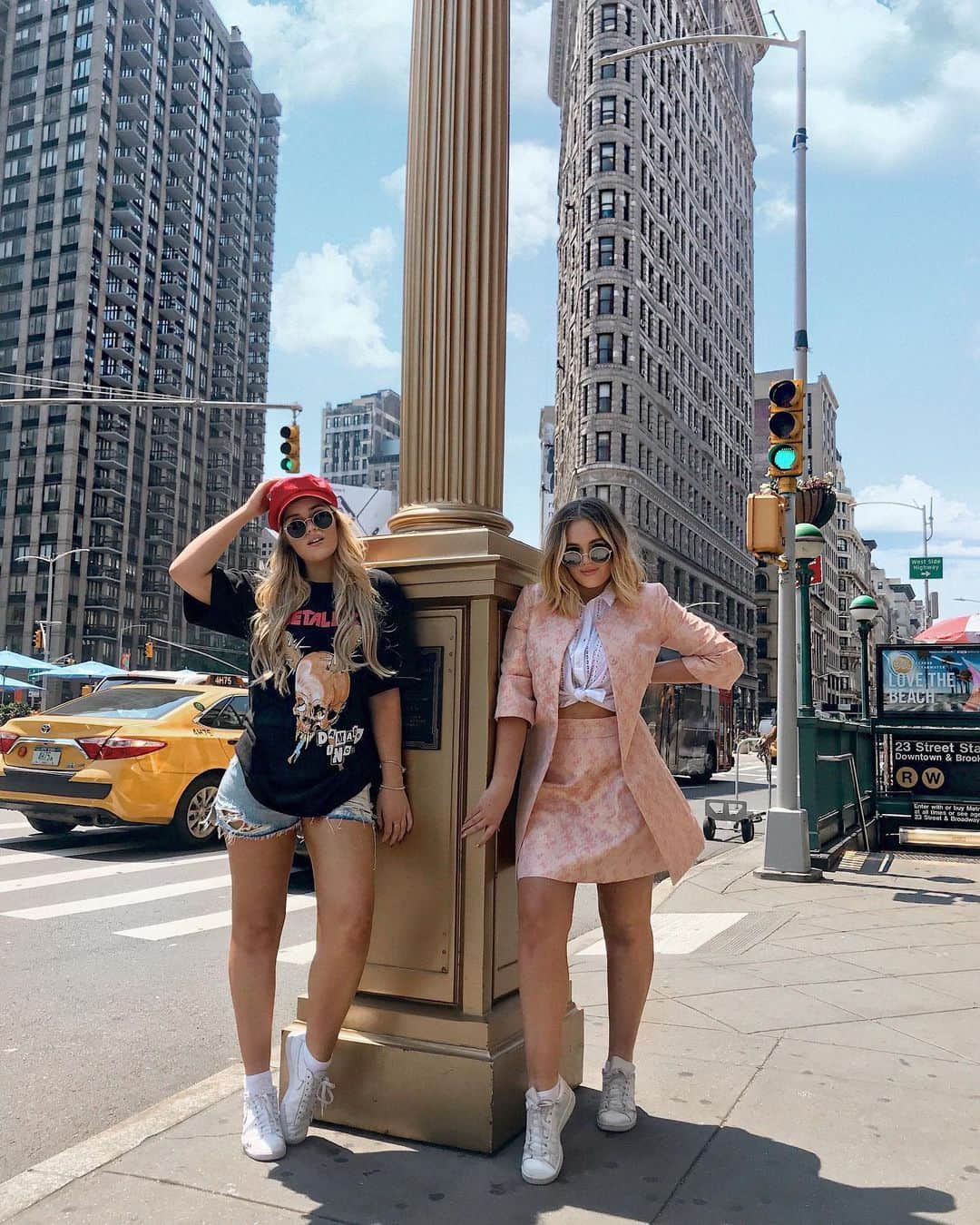 Lucy Connellのインスタグラム：「New York Minute...🗽✨  Just found this photo from our New York trip and remembered how much we loved pretending we were Mary-Kate and Ashley for the day. Look, we even recreated the outfits from the film! 💖」