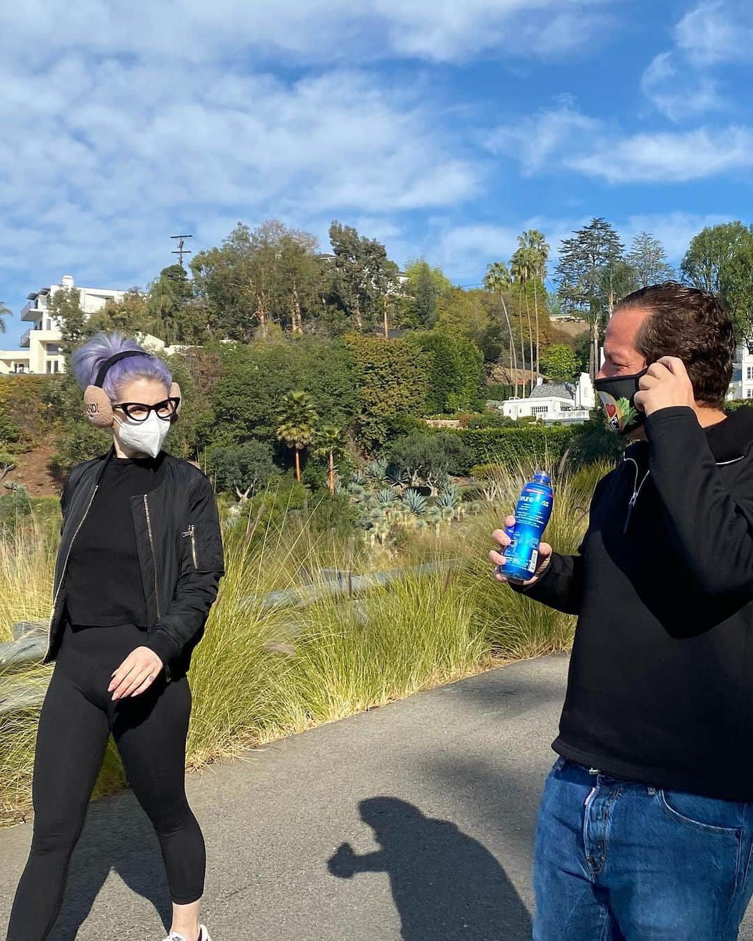 Just Jaredさんのインスタグラム写真 - (Just JaredInstagram)「Happy and healthy duo - actress/singer @kellyosbourne and showman @jeffbeacher - mask up for a hike through Beverly Hills.  They showed off their slim and trim figures - a combined 340 pound weight loss! 😱 #KellyOsbourne #JeffBeacher Photos: David Davis」1月7日 4時55分 - justjared