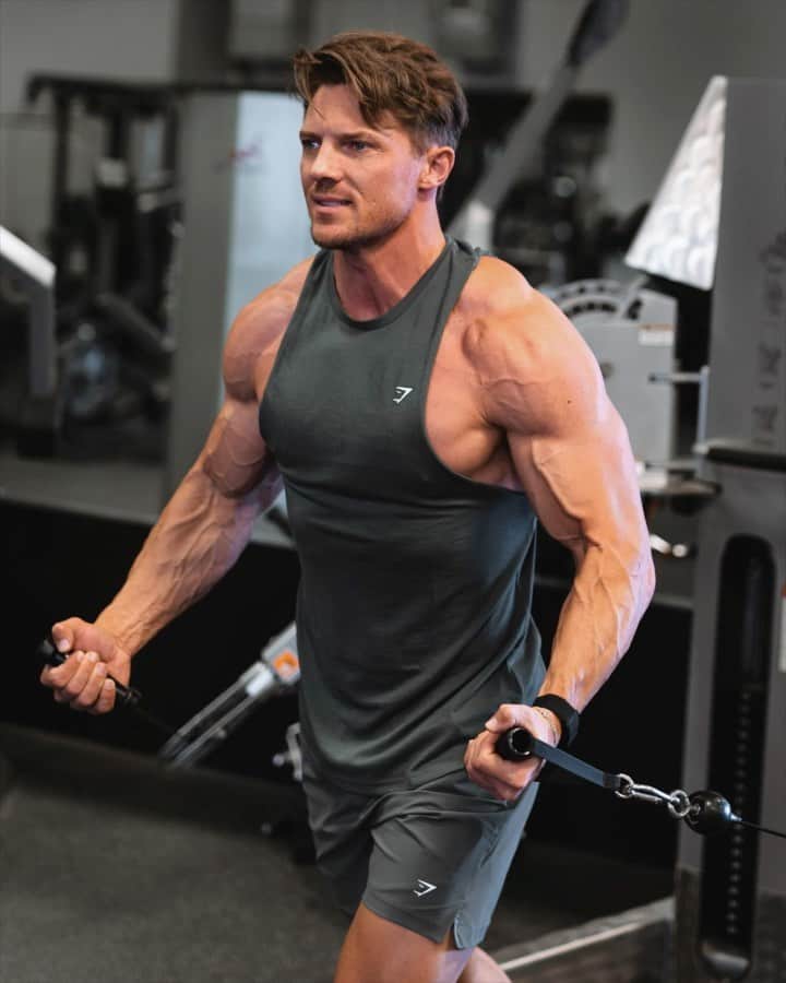 スティーブ・クックのインスタグラム：「Push day! Loving my current split of push legs, pull because it allows me to train muscle groups multiple times in week!  It’s important to analyze your push workout to make sure that you’re not overdoing it with the pressing exercises (chest and Delts) and working in various angles. Watch the form especially on the eccentric part of the movements and give this one to go!  Banded barbell multi-grip incline press. 10/8/6/6/4  Dips (weighted) 10/8/6/6  Clavicular Fly 12/10/8/8  Low Cable Delt Raise  12/10/8/8  DB Poliquin Lateral Raise 10/8/6/6  Cable Cross Over Tricep Ext 10/8/6/6  Overhead Cable Tricep 10/8/6/6」
